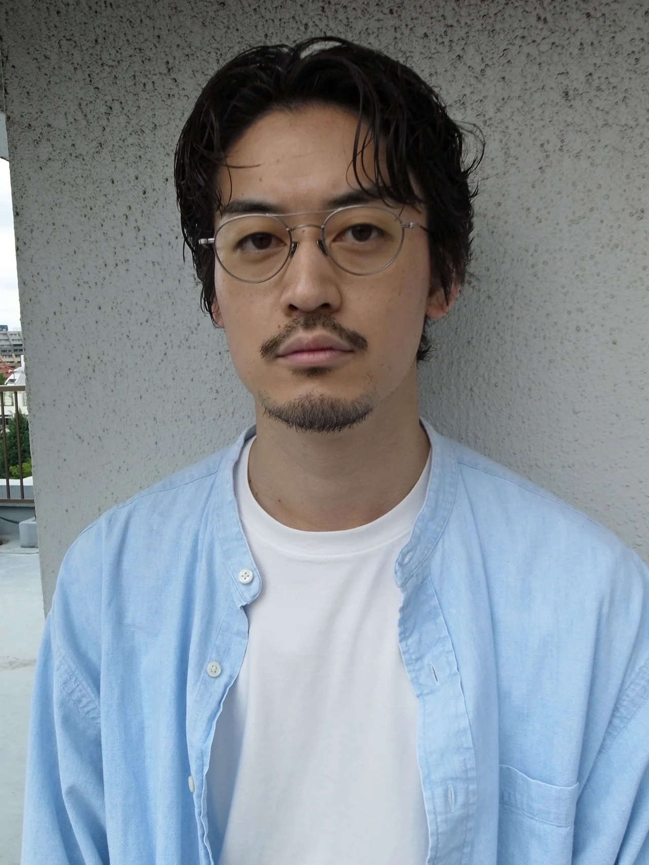 メンズヘア 大人な色気を感じるパーマスタイルの正面