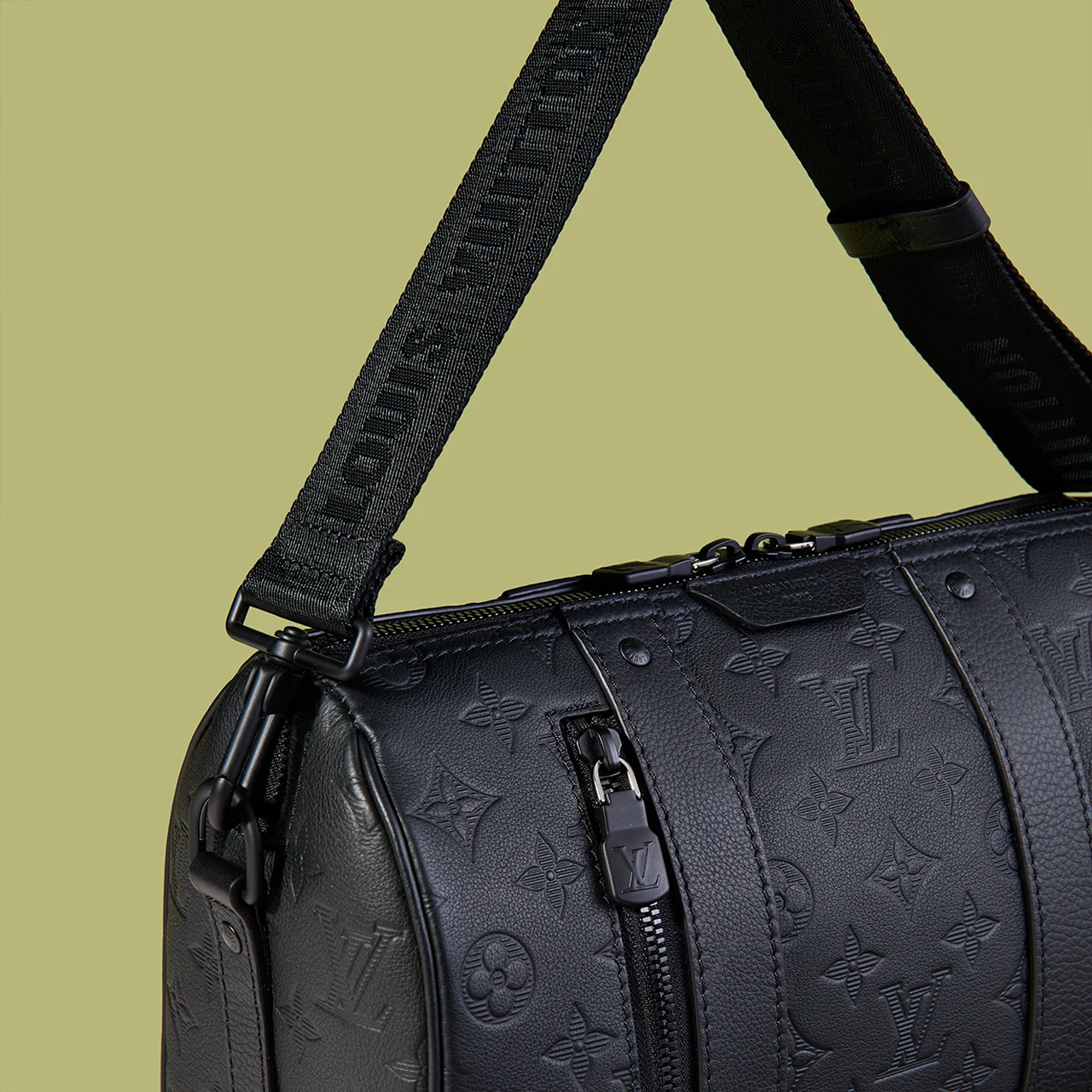 ウェビング素材のしっかりとしたショルダーストラップ