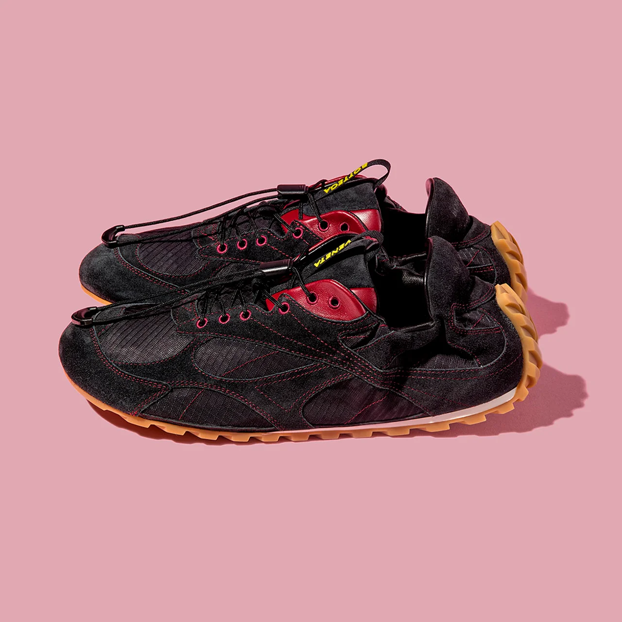 アッパーにはリップストップ素材を採用し、スエードのトリミングを複雑なパターンで施した