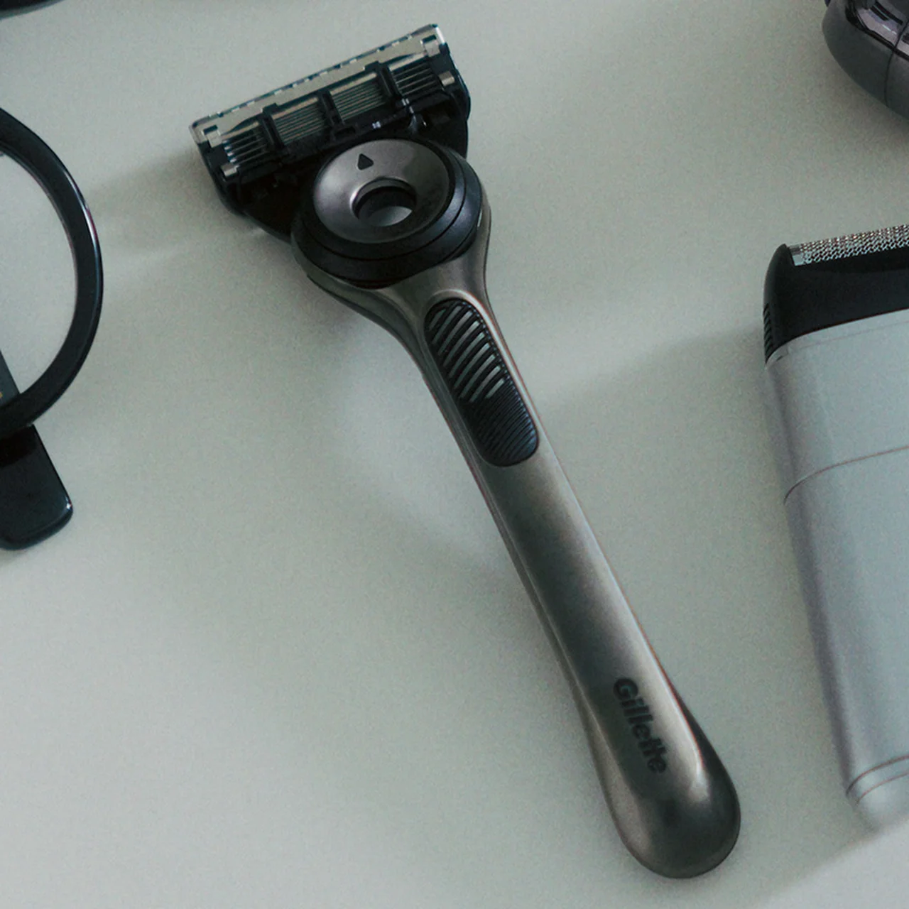 Gillette｜ジレットラボ ⾓質除去バー搭載 本体+替刃4個 スタンド付