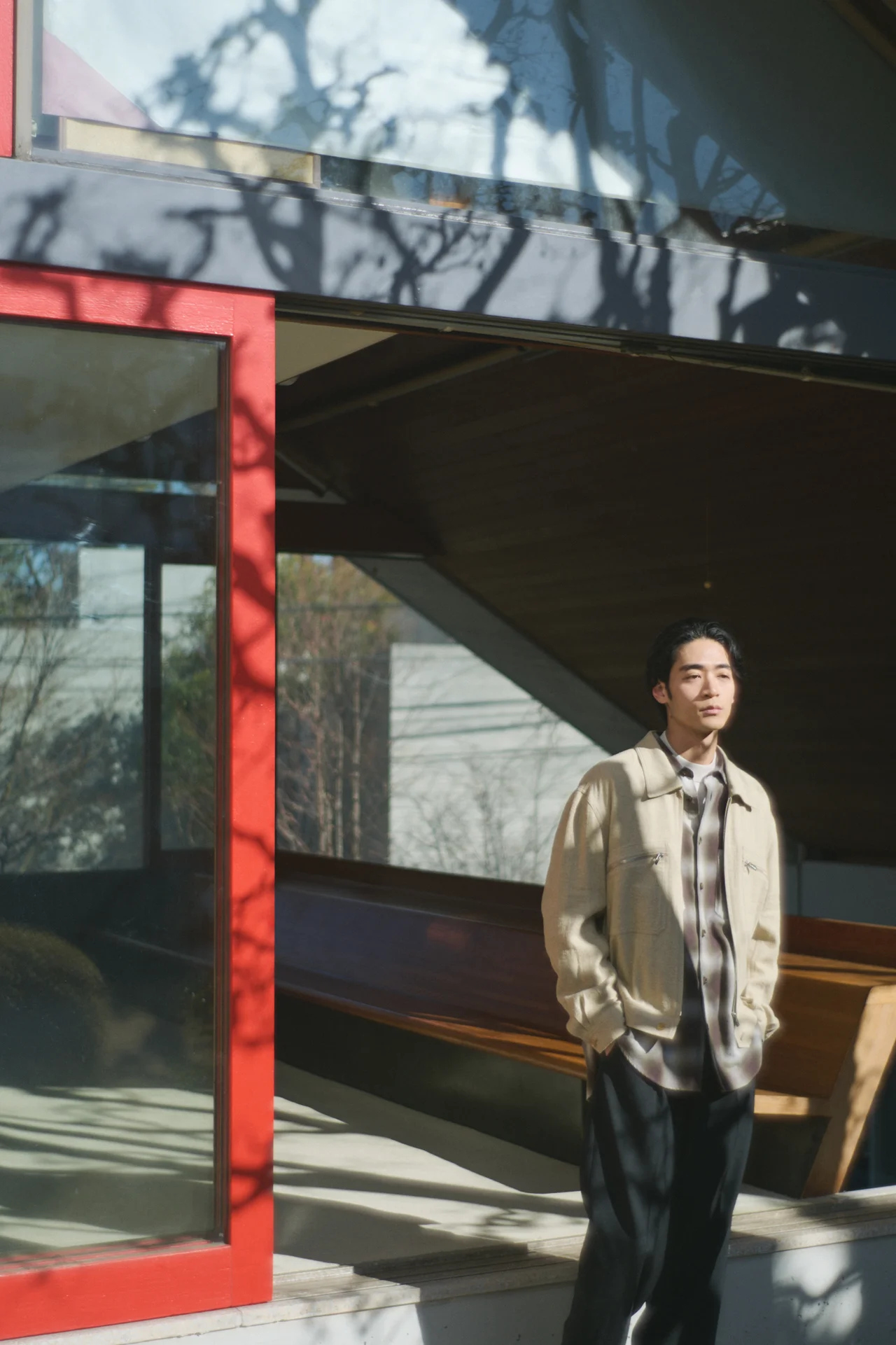 天然素材の味わいをハイテクスニーカーの名の画像_1