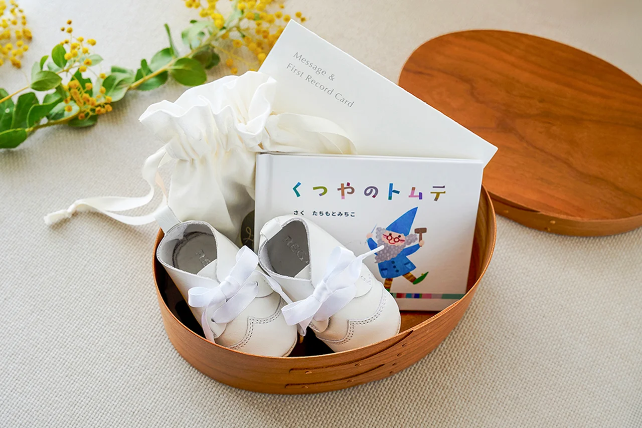 「リーガル」で選ぶ、赤ちゃんのはじめての一足。「ファースト・セレブレーションシューズ」のギフトセットが誕生
