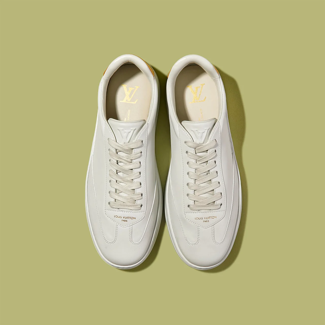 トゥ部分にT型のレイヤーが施されたトレーナースタイル