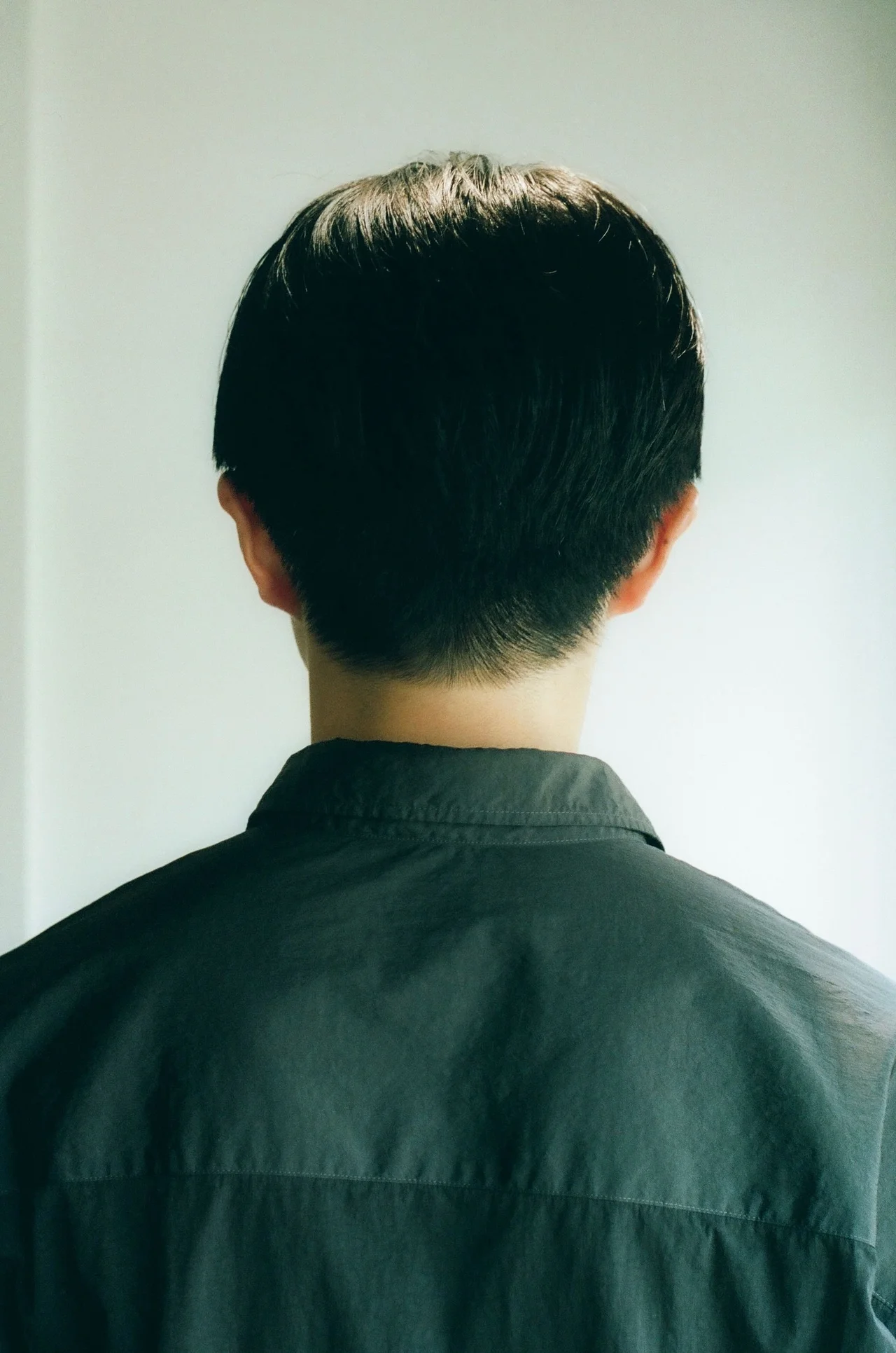メンズヘア 前下がりラインのセンターパート 後ろ