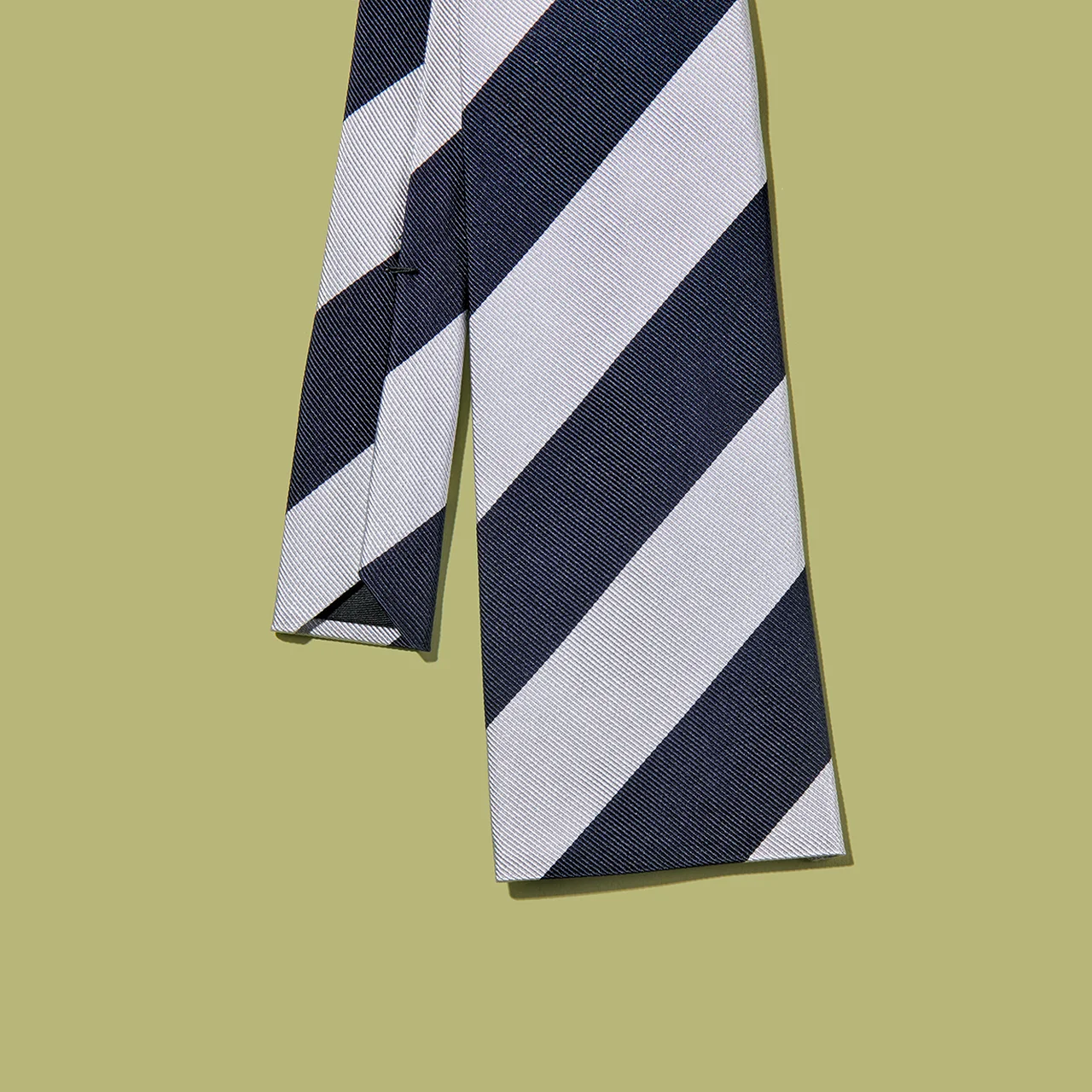 ストレートヘムのデザインが斬新