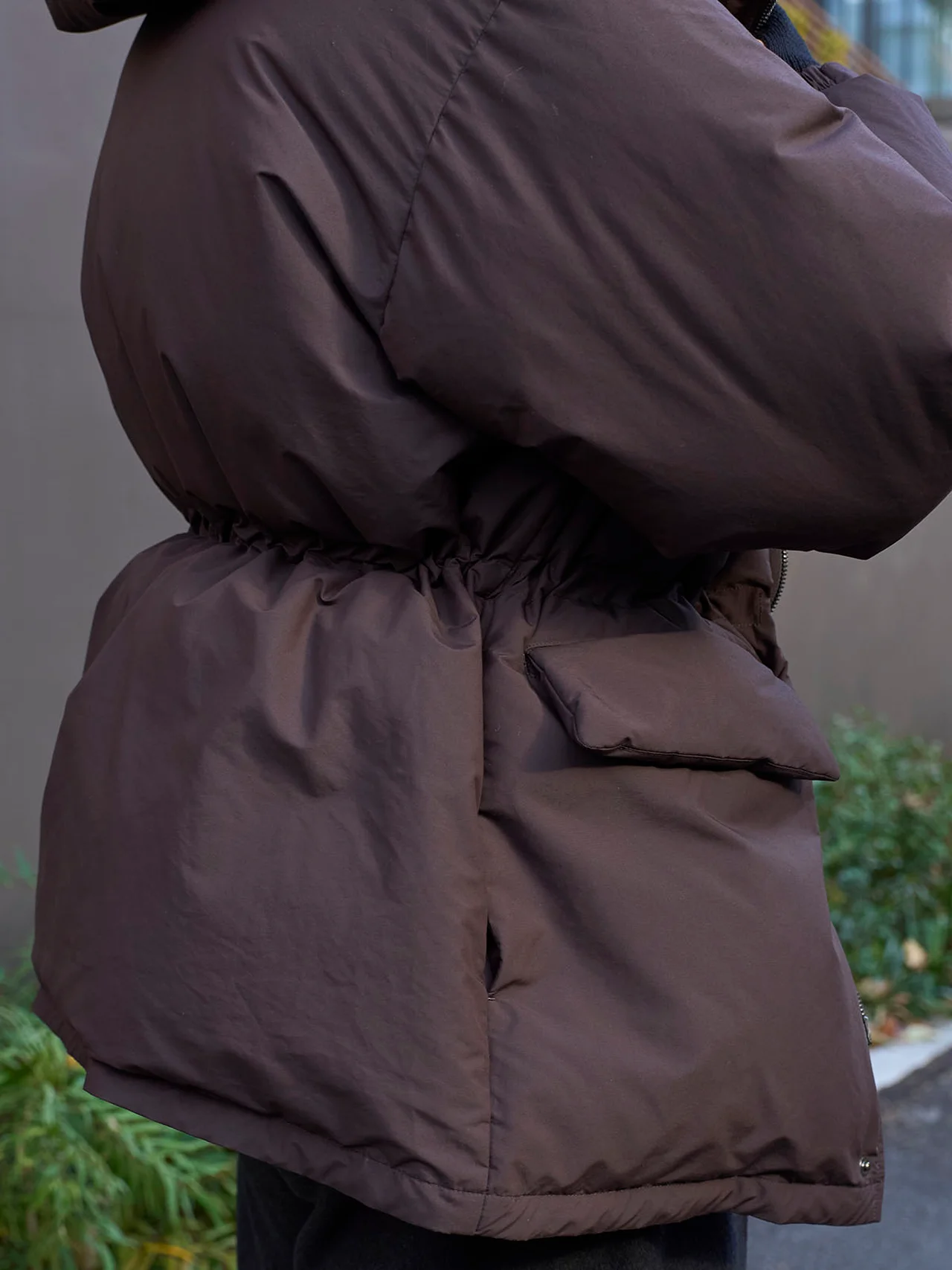 ウエストや裾にドローコードが入っていてシルエットを調整できる