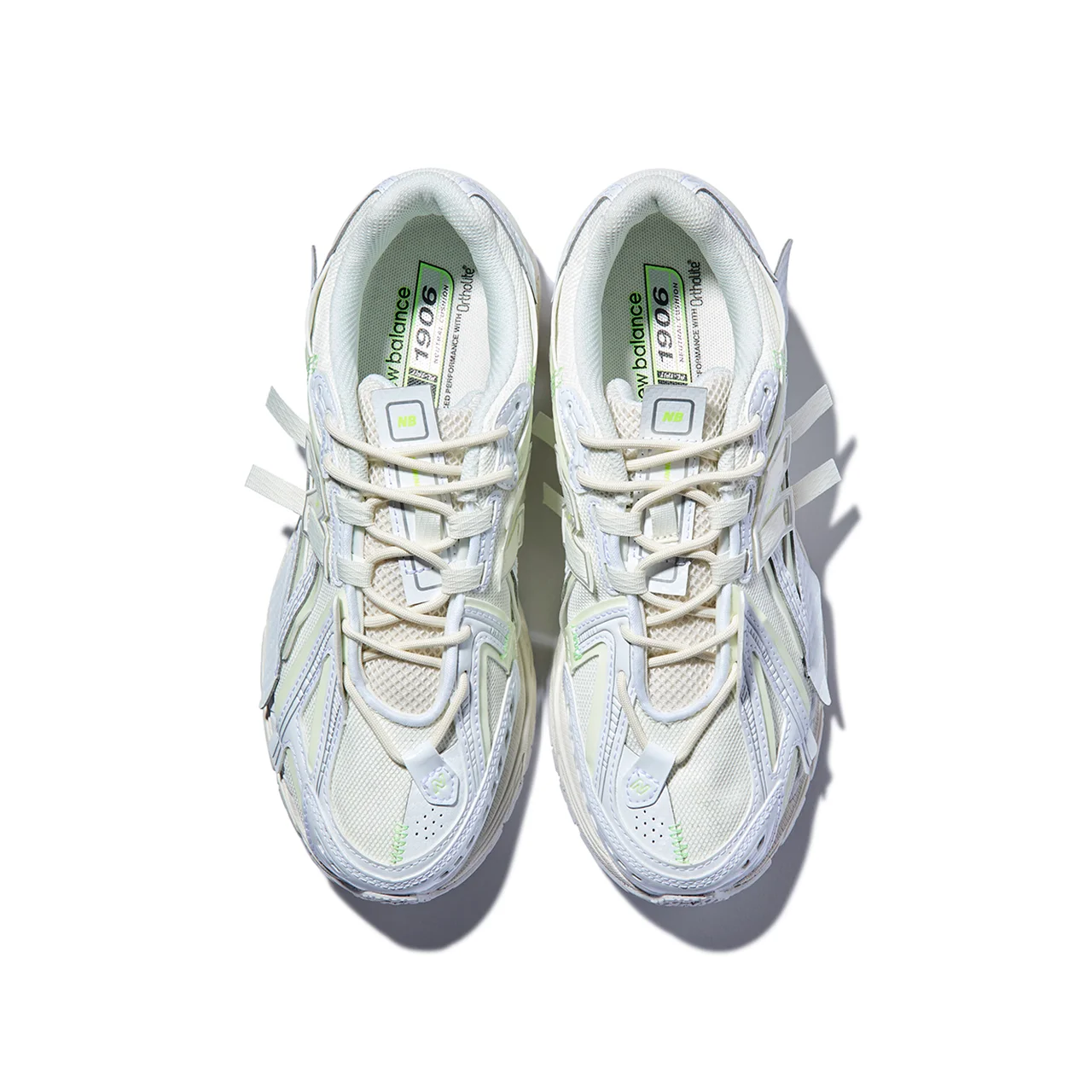 シンセティックレザー×メッシュの装飾的なアッパー