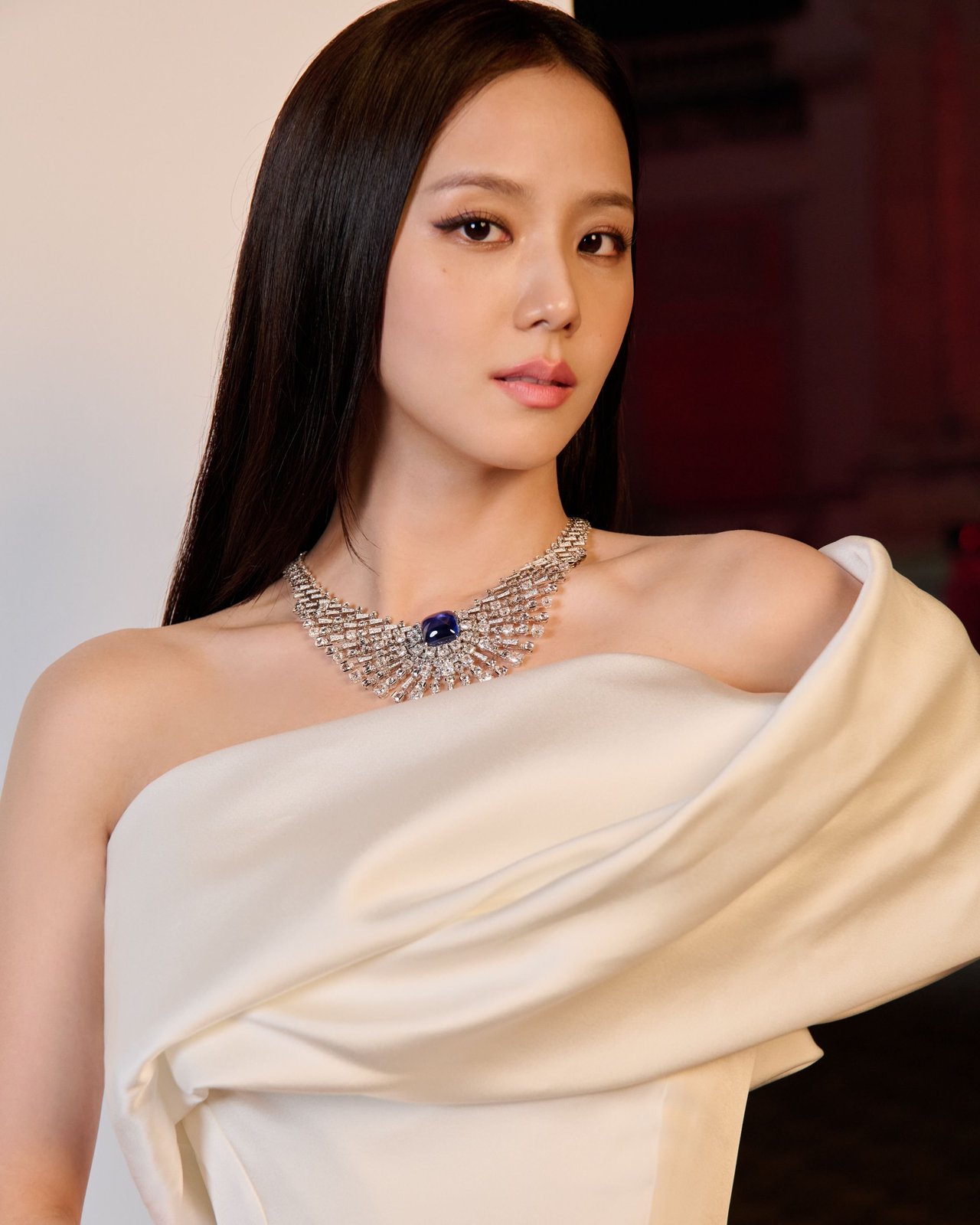 BLACKPINKのジスがカルティエの最新ハイジュエリーを身に着けて登場。