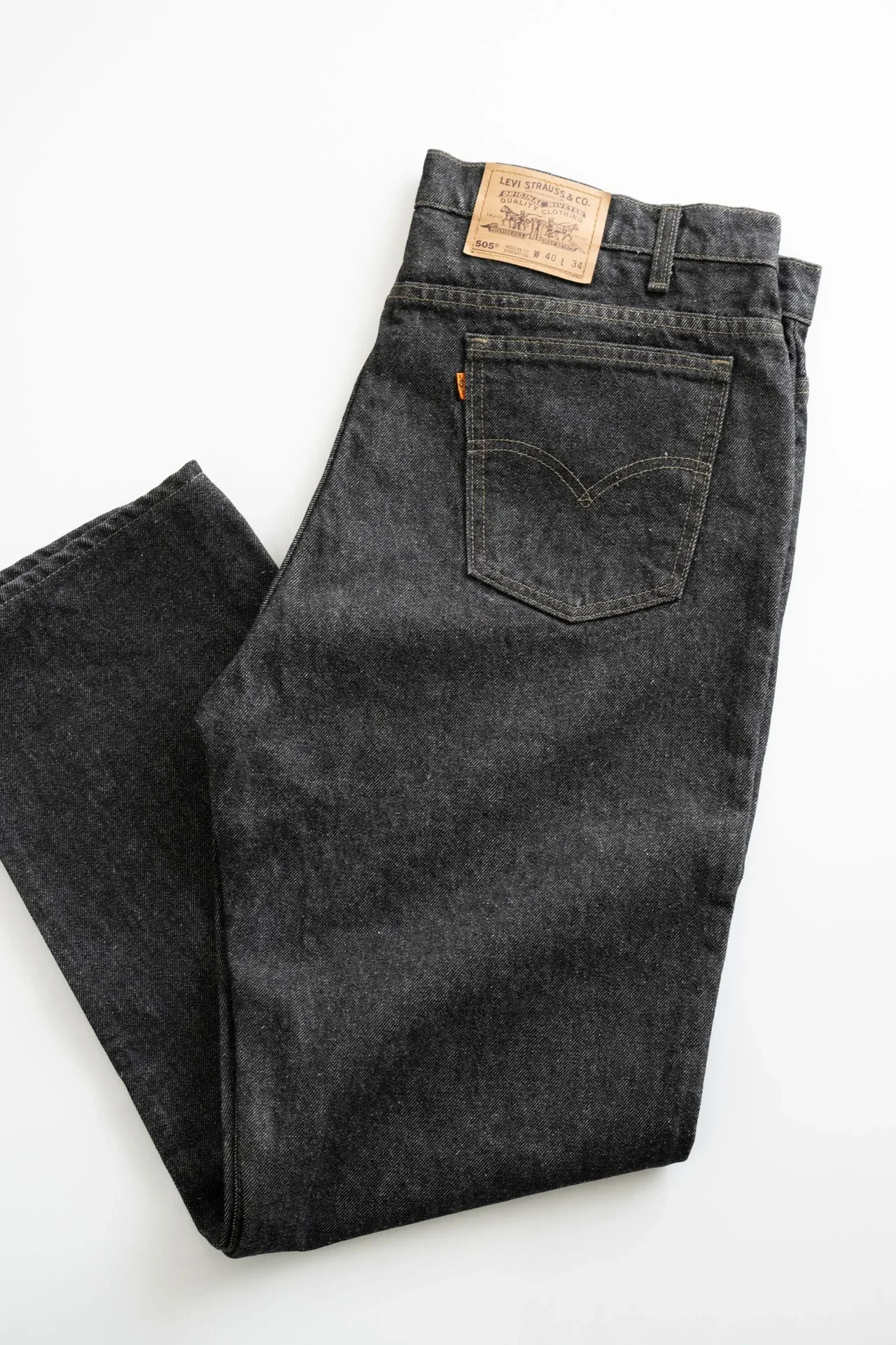 【おしゃれな大人の愛用品】501®派にも新鮮。オーバーサイズではく、「リーバイス」505の黒デニム【買ってよかった】②