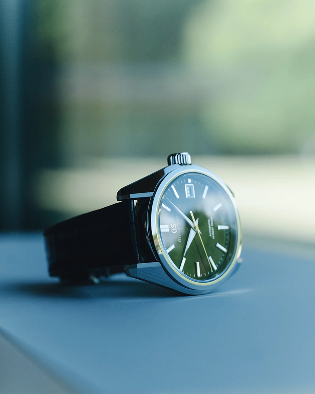 スタジオ周辺の森の新緑をイメージしたグリーンカラーダイヤルに、縦のストライプ模様が施されている