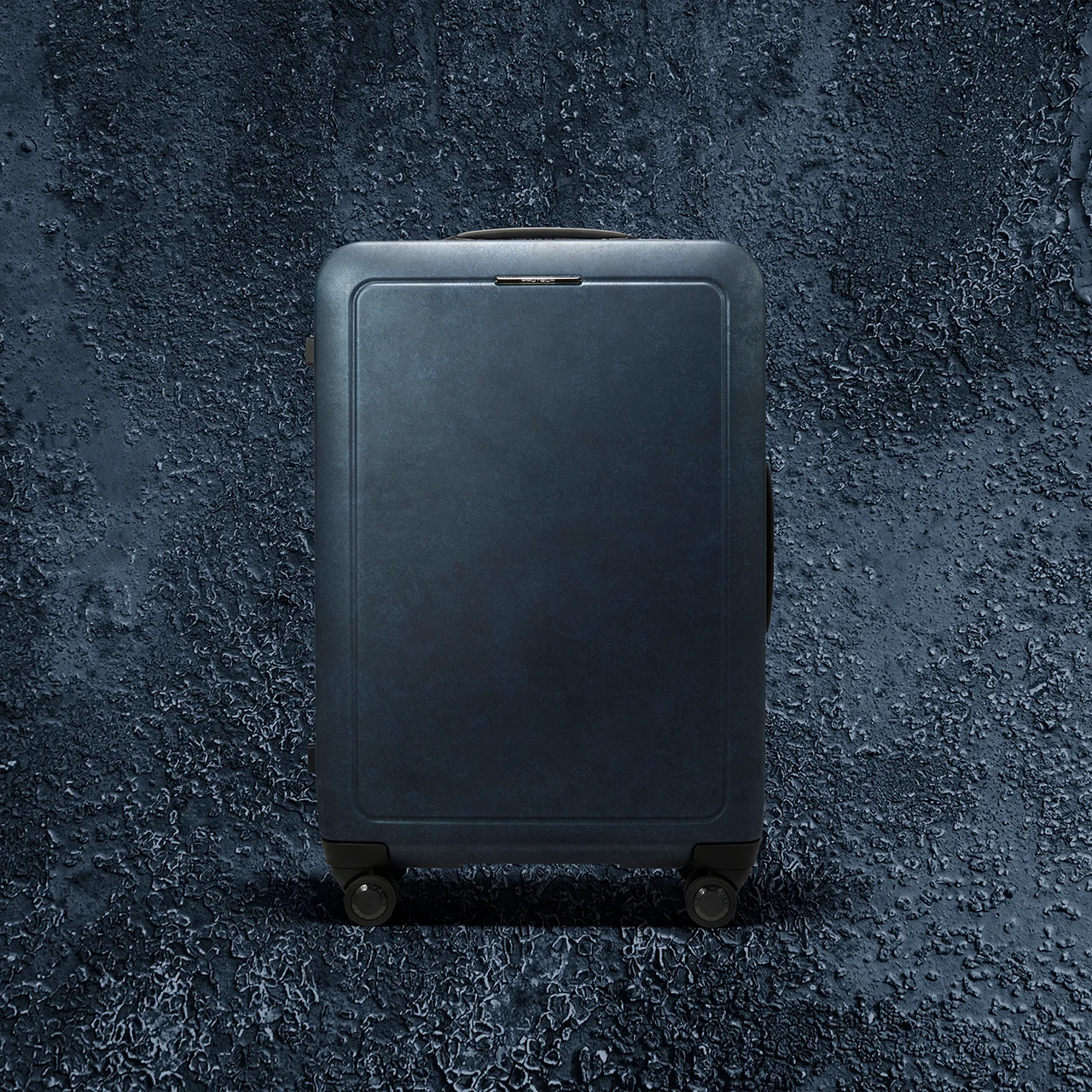 【差がつく大人の旅バッグ】「プロテカ」のラグジュアリーライン「J5 コレクション」のカスタムが常設に。対象となる「シスイ F」の「鉄紺」。