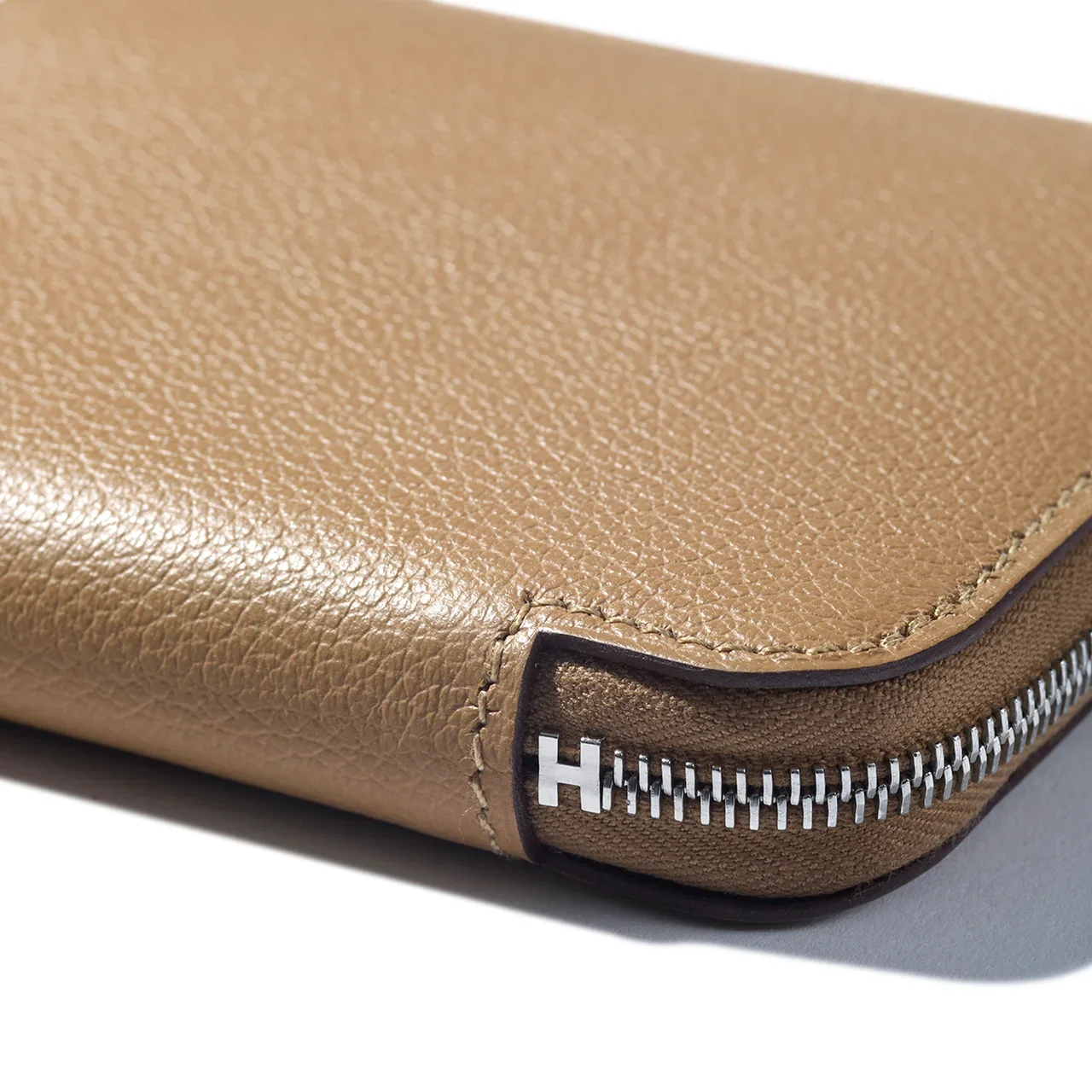 【エルメス】冬ボーナスで買うべき大人の「ブランド財布」BEST30｜レザー×シルクの、らしさ溢れる逸品《シルク イン》【HERMÈS】③