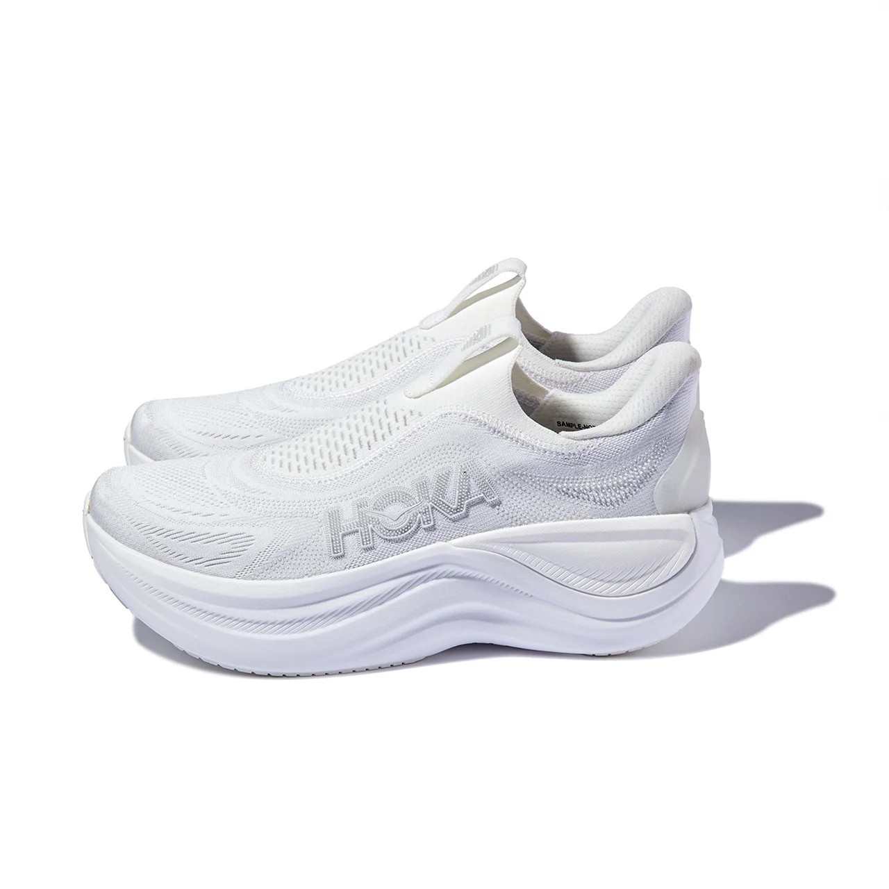 ジャカードで編み込んだHOKA®ロゴや流線形のミッドソール