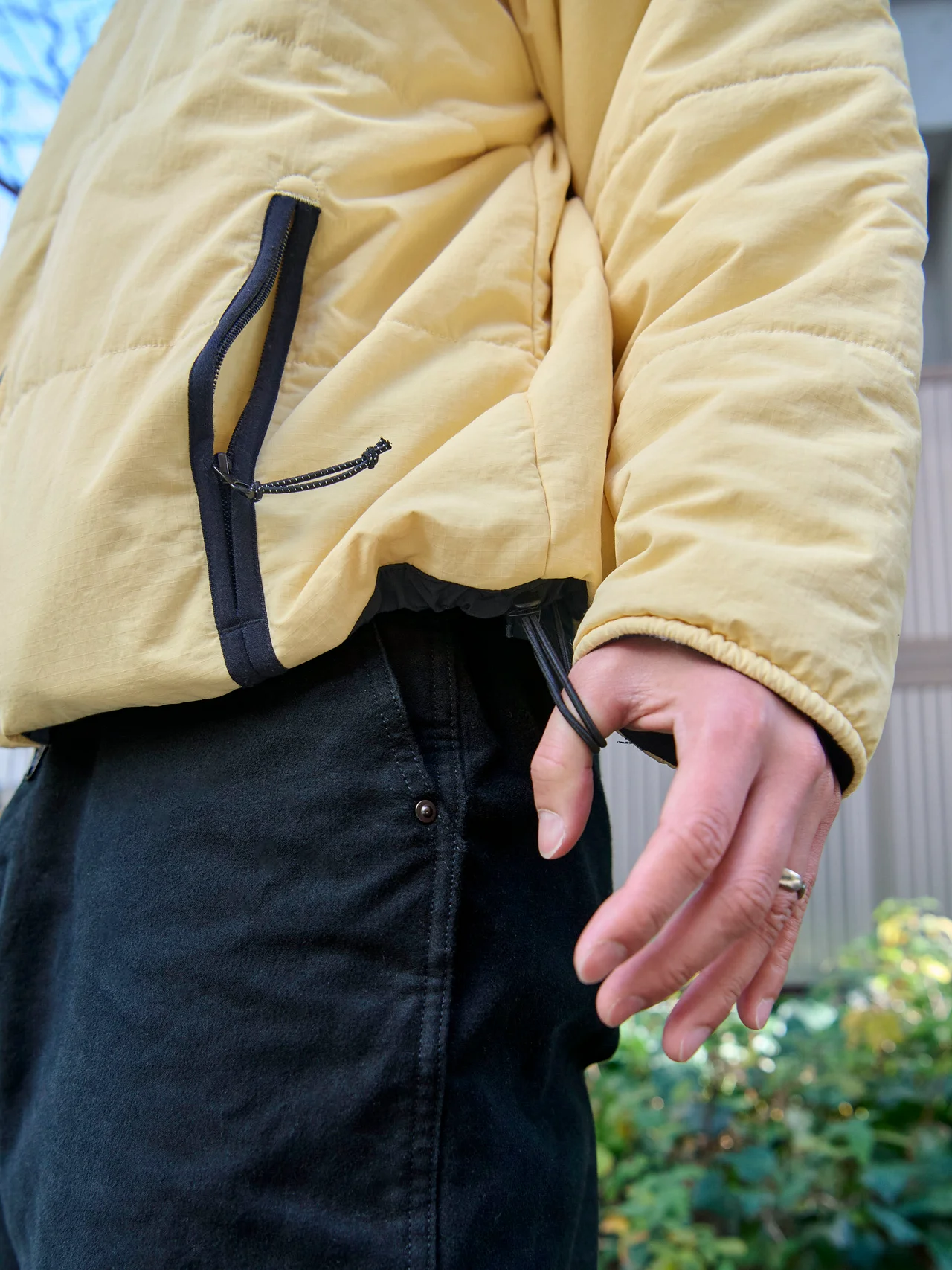 裾を絞るコード付き