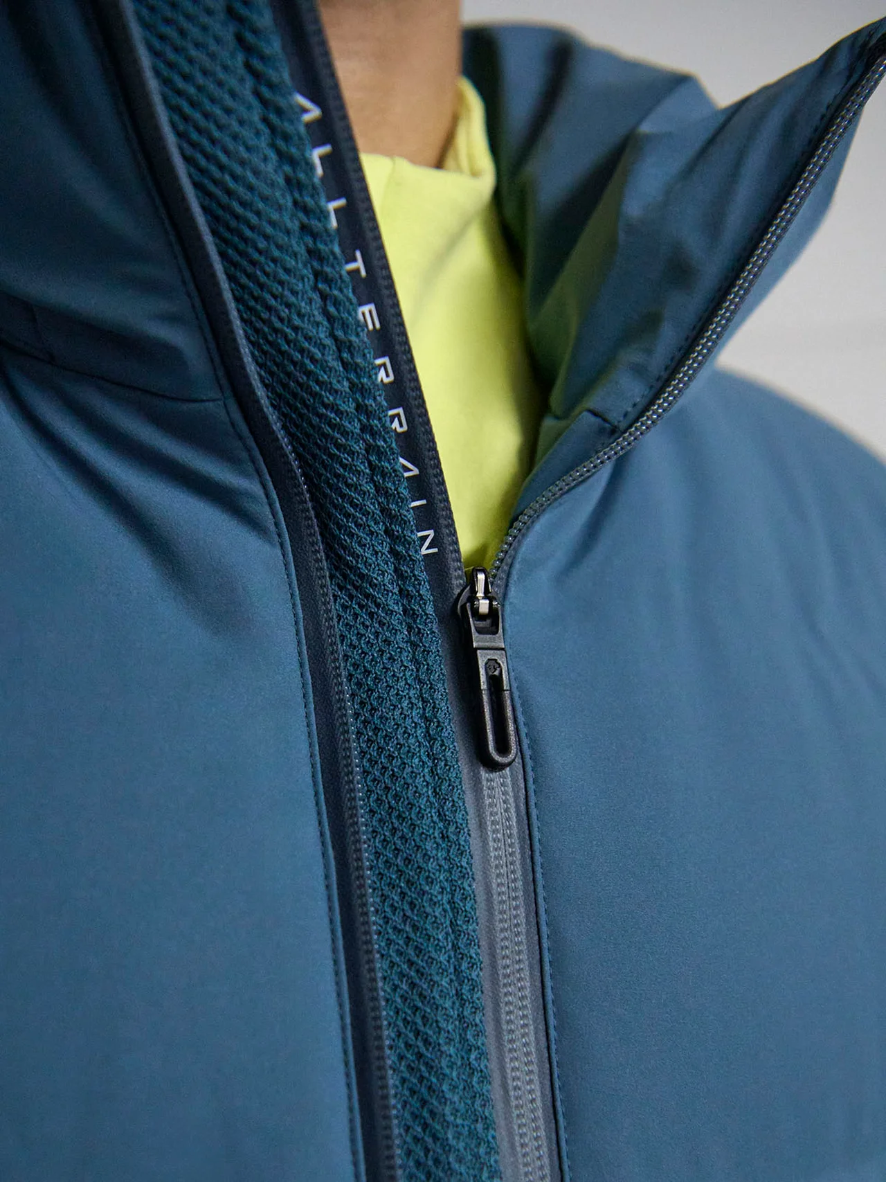 フロントジッパーは2列仕様で、その間に通気できるメッシュ素材を取り入れたデュアルジップベンチレーションを採用