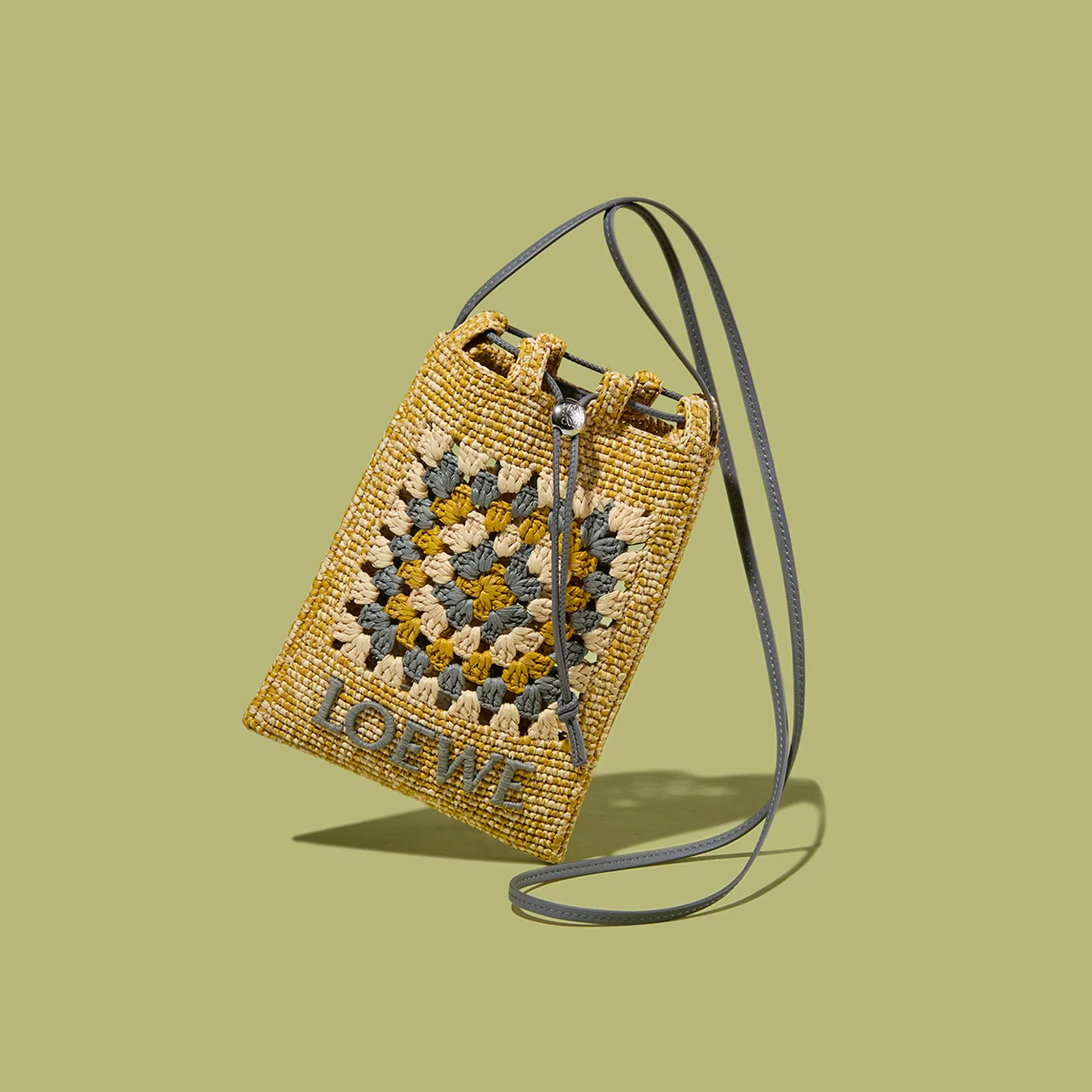 ラフィア素材の「ドローストリング ポケット」