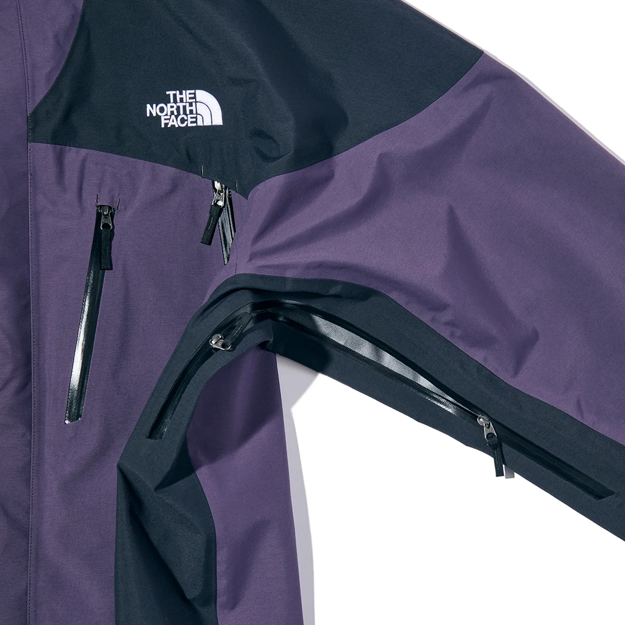 脇下には衣服内の蒸れをすばやく逃がすピットジップも備える