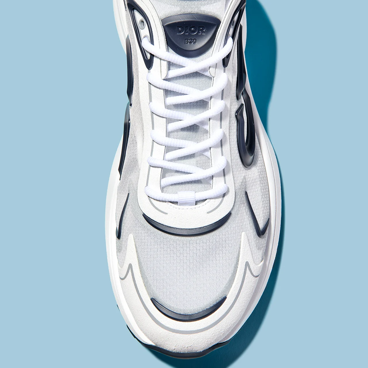 アッパーには半透明のテクニカルファブリック「N3O ナイロン」を採用