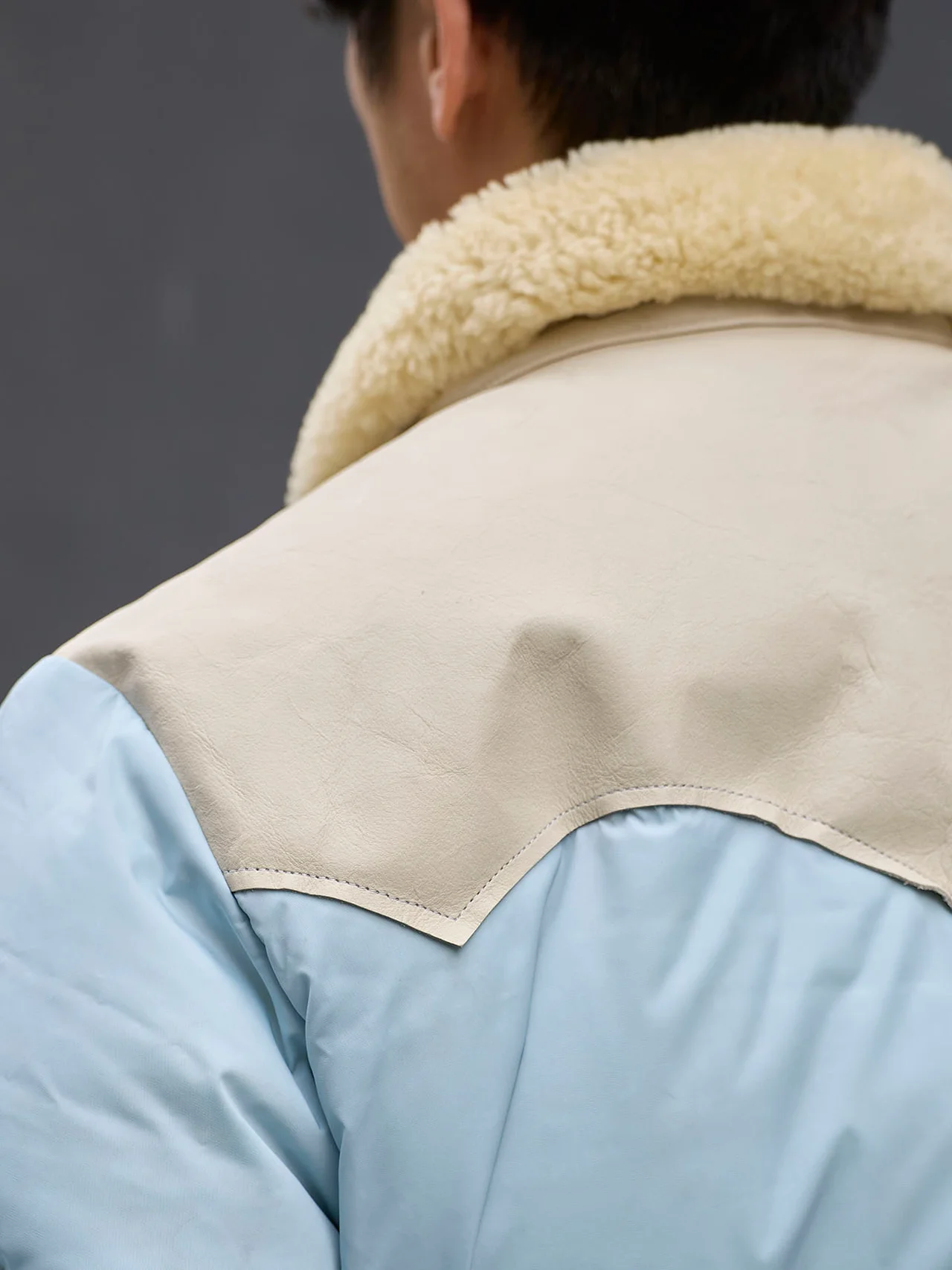 一枚裁ちのレザー ヨークや天然ムートン襟など素材使いも贅沢