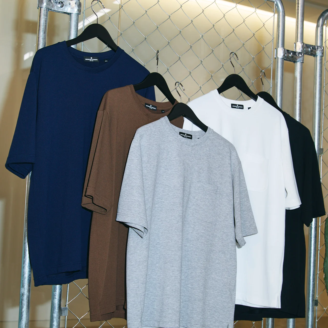 「ジーユー×エンジニアド ガーメンツ」ドライカノコクロスネックTシャツ