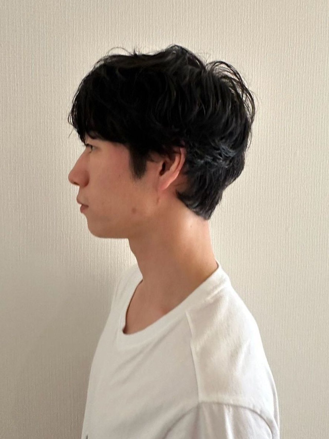メンズヘア くせ毛や寝ぐせのような無造作パーマの左サイド