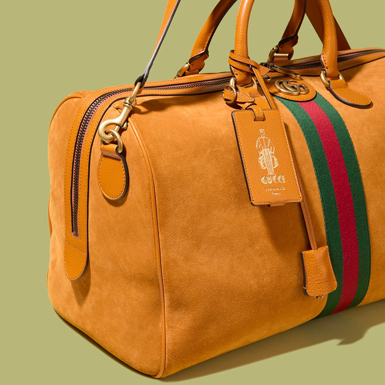 スエードにレザー トリムやシボ感のあるレザーのパーツを組み合わせた