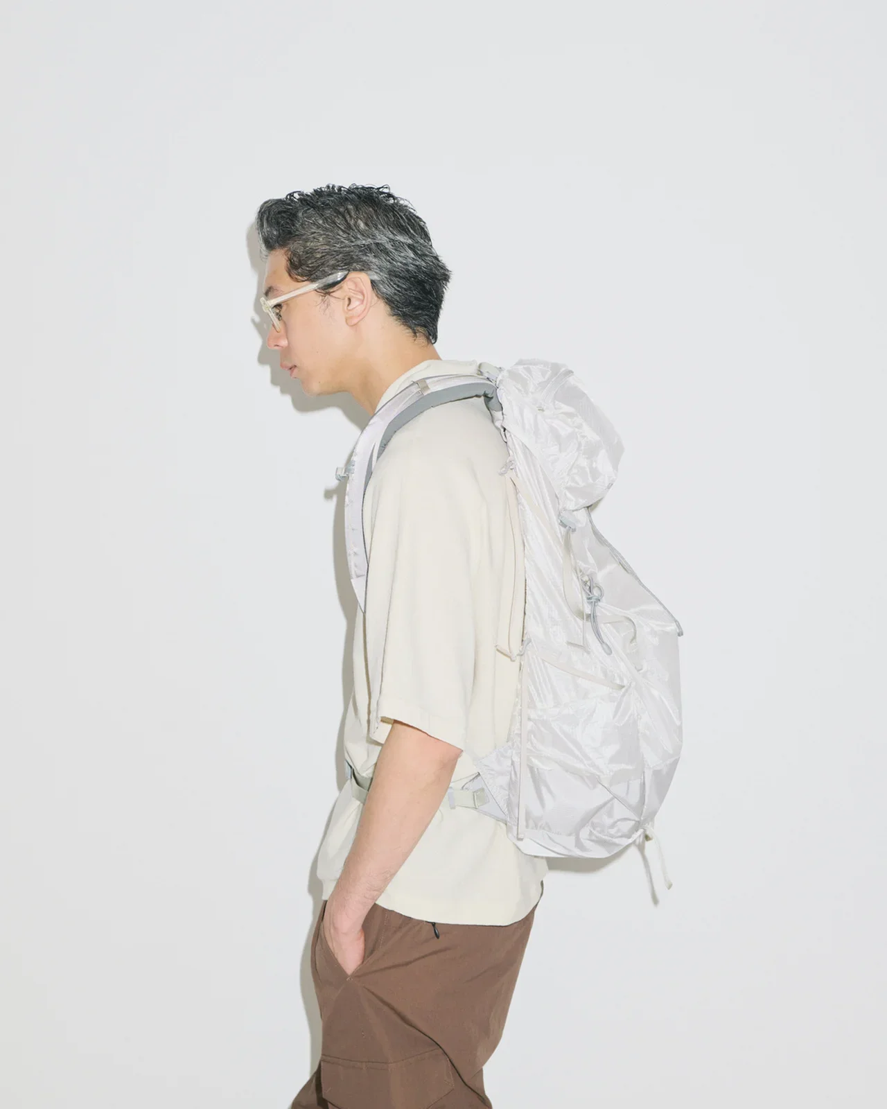 【モンベル好きスタイリストが選ぶ夏の名品30】荷物は増えても、見た目は身軽な白リュック「バーサライトパック 40」②