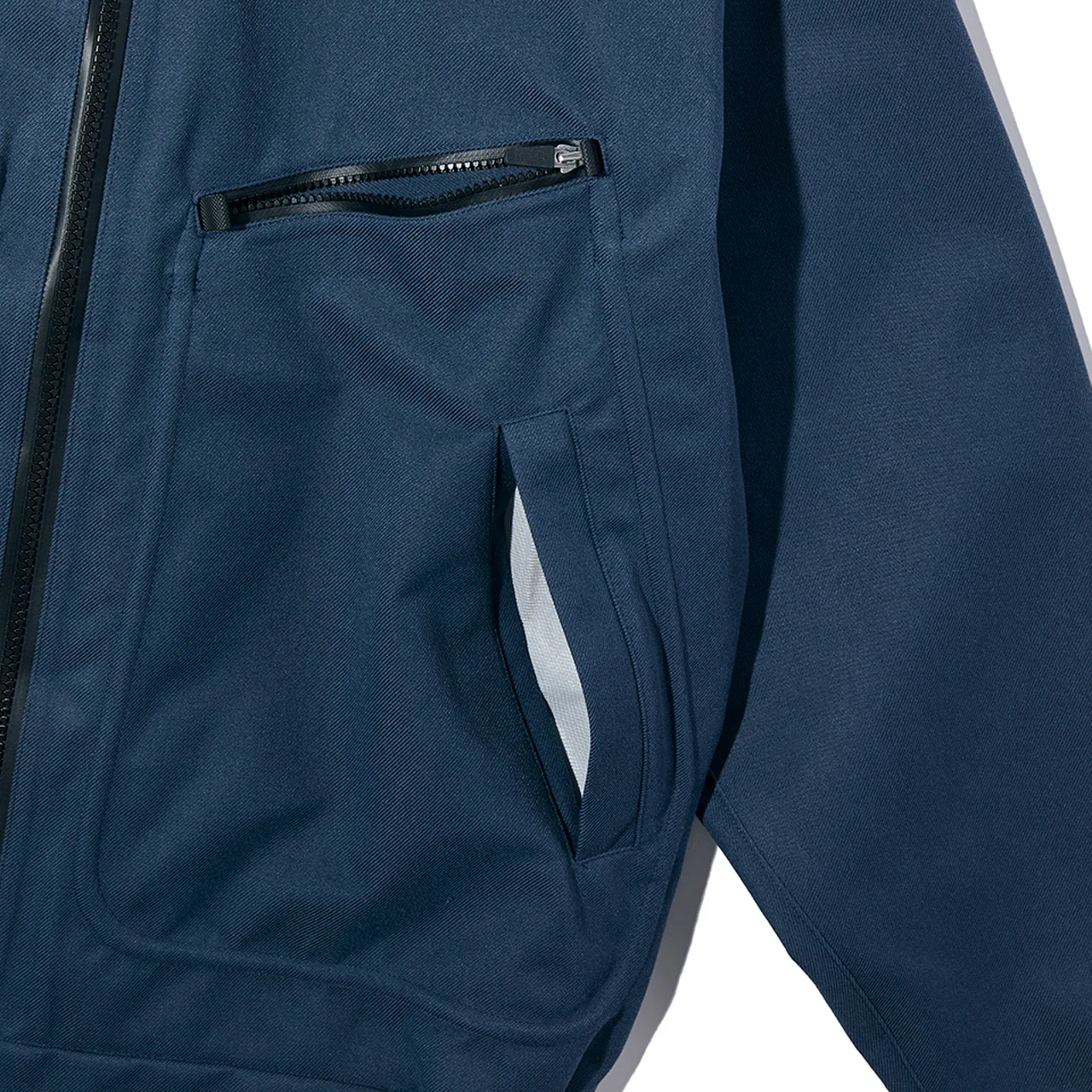 センターフロントと胸ポケットに止水ファスナーを採用