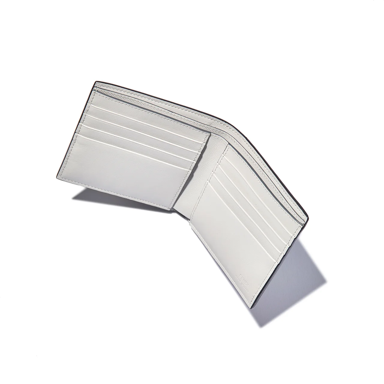 ベースはライトグレーのスムースカーフレザー