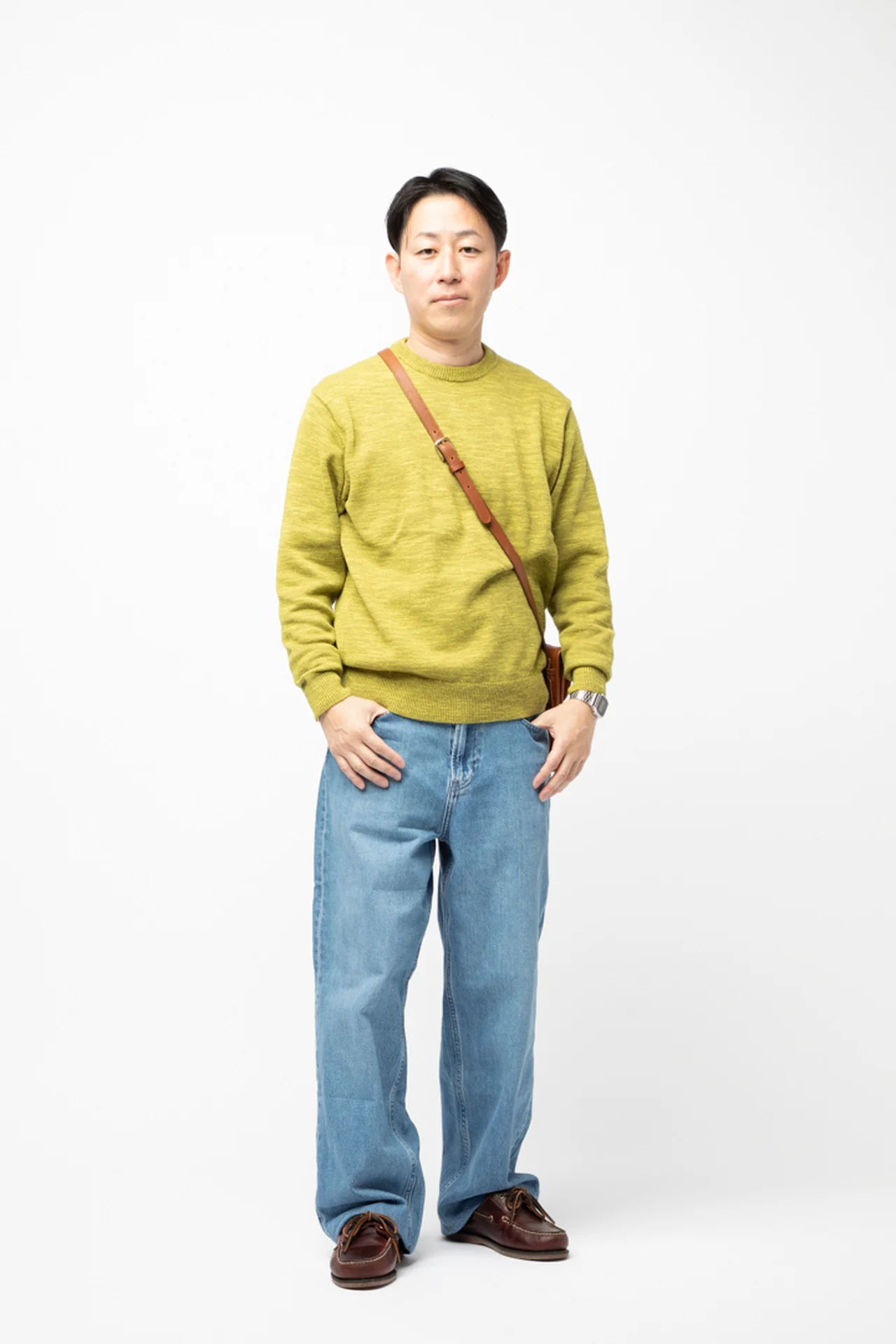 イエローのニットがブルーデニムと好相性の画像_1