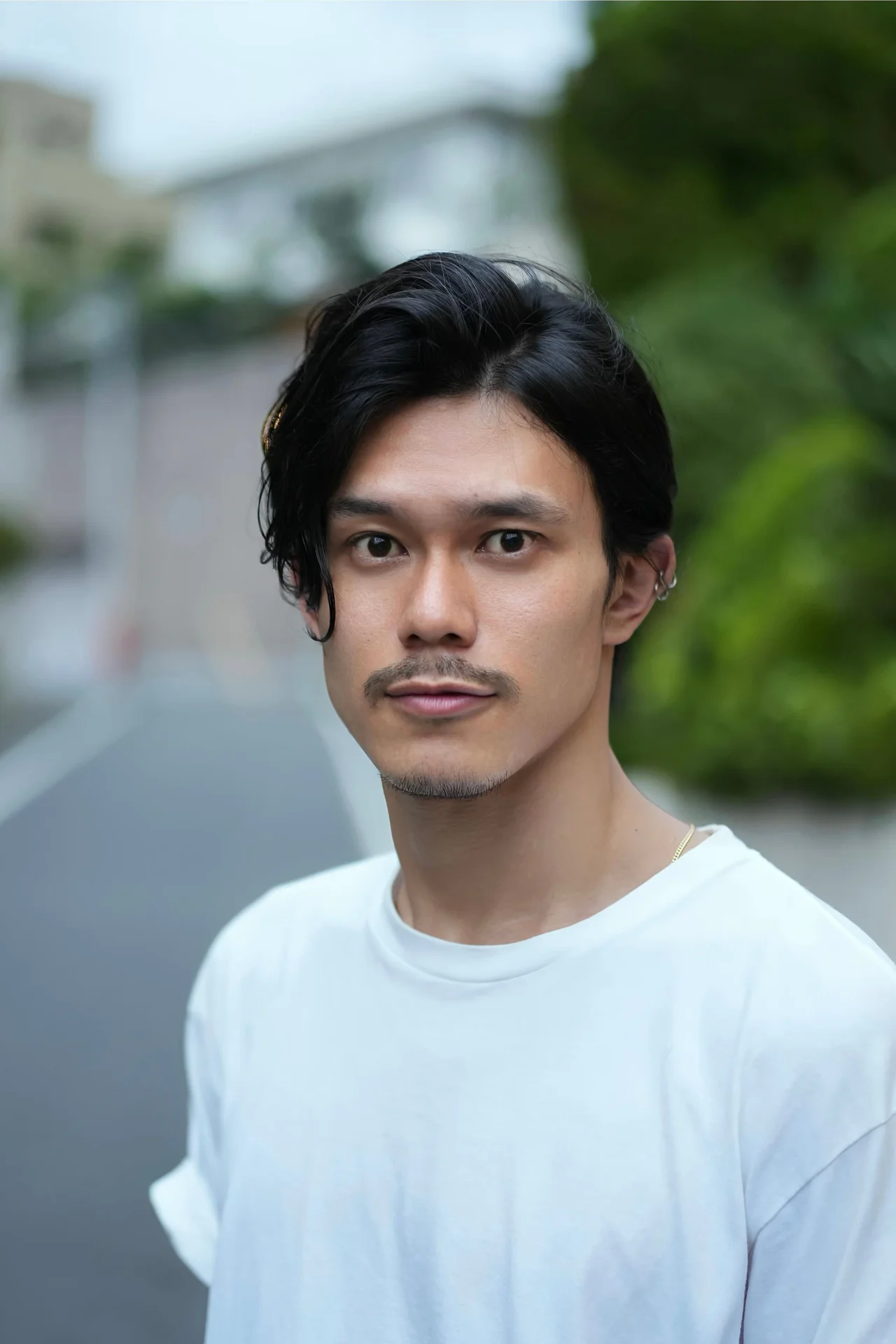 メンズヘア 大人のムードを引き立てるアップバングの正面