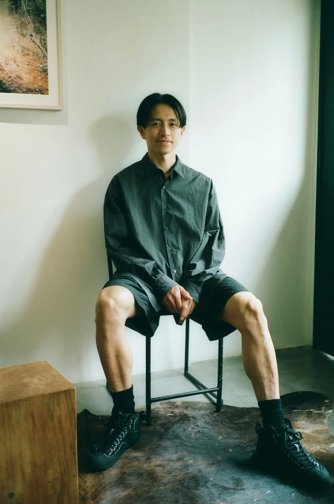 メンズヘア 前下がりラインのセンターパート 全身