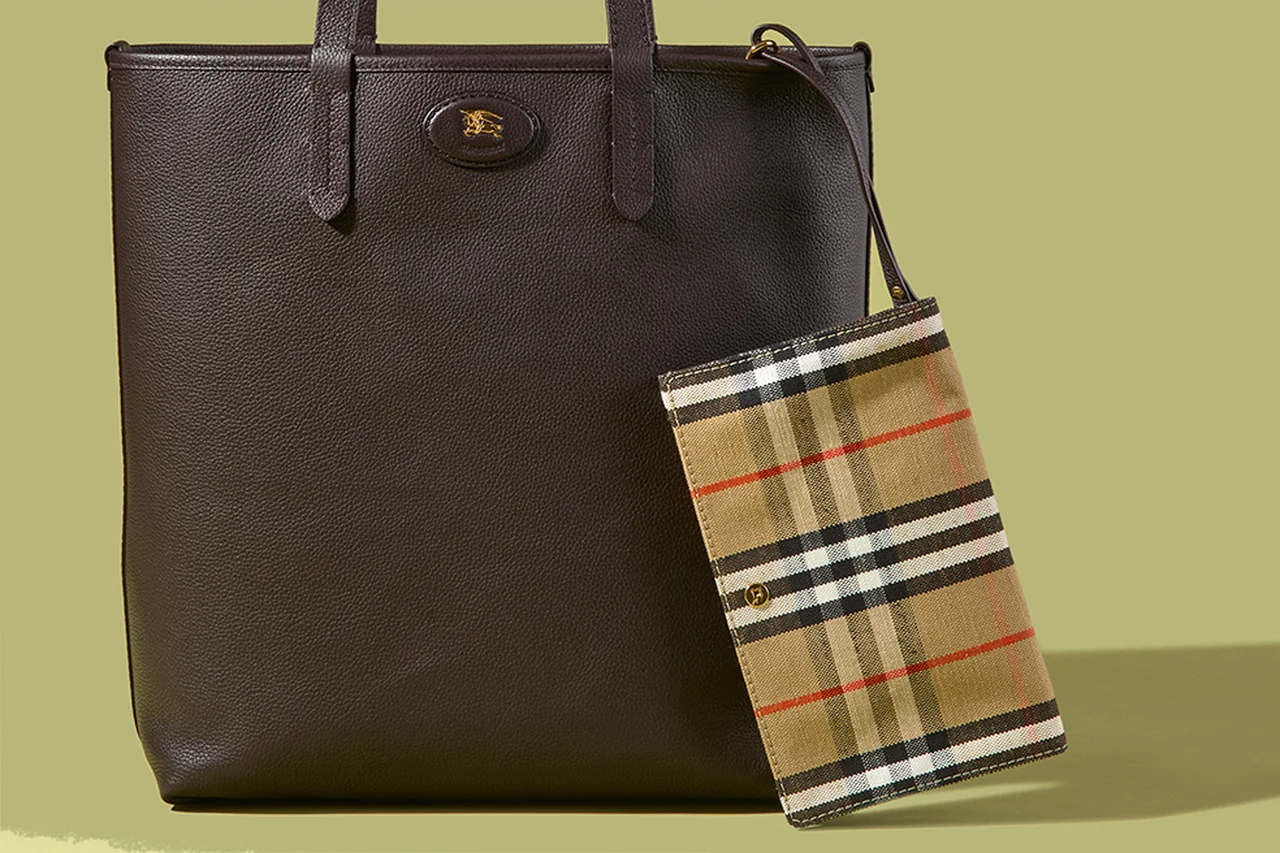 【バーバリー】2026年春夏新作小物5選。正統派バーバリーチェックをモダンに昇華。新素材の財布からリバーシブルトートまで。