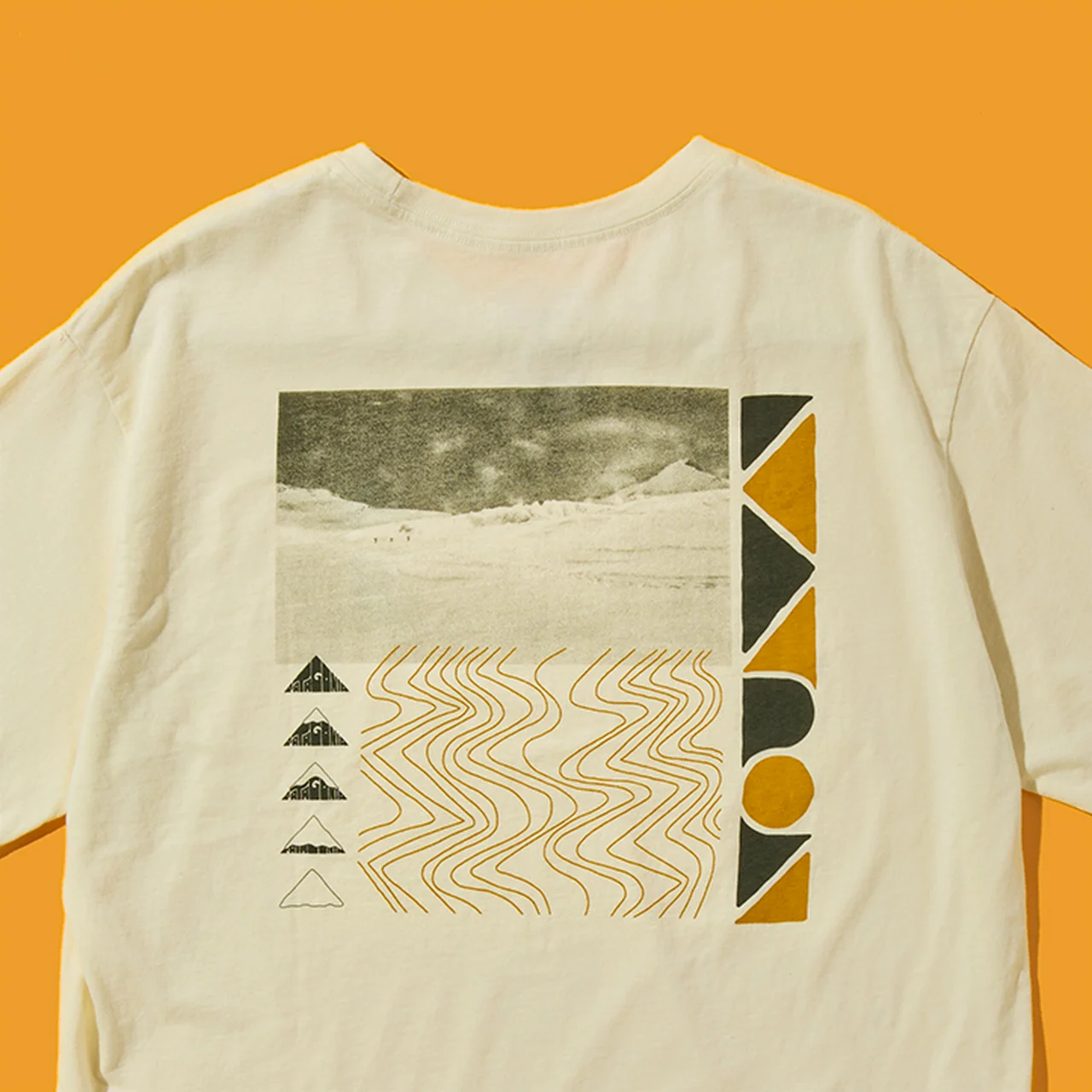 Tシャツにプリントされた写真はフィールドテストの風景