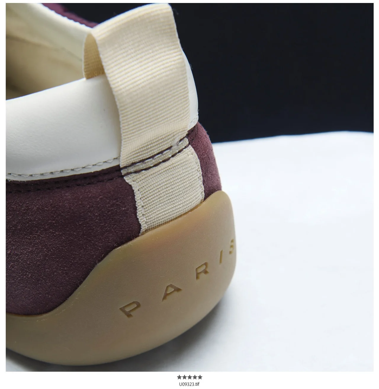 ヒール後部にKENZOとParisのデボス加工を左右それぞれに施すなど、NIGO®らしい遊び心が随所に光る