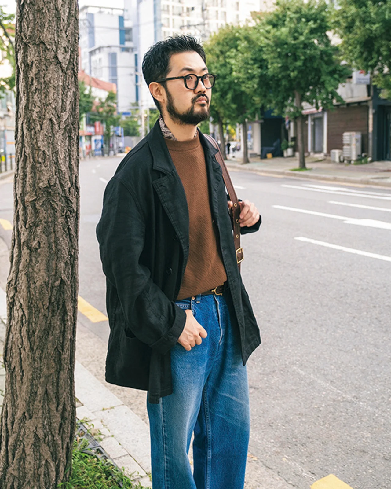 ヴィンテージのジャケットは首元からスカーフをのぞかせて上品に