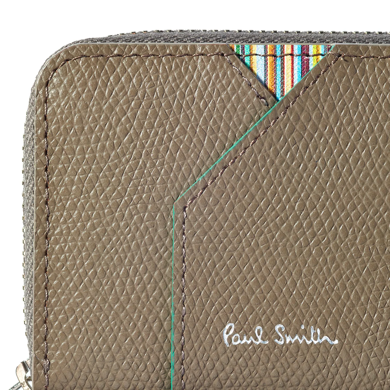 ジャケットの袷を思わせるカッティングが印象的