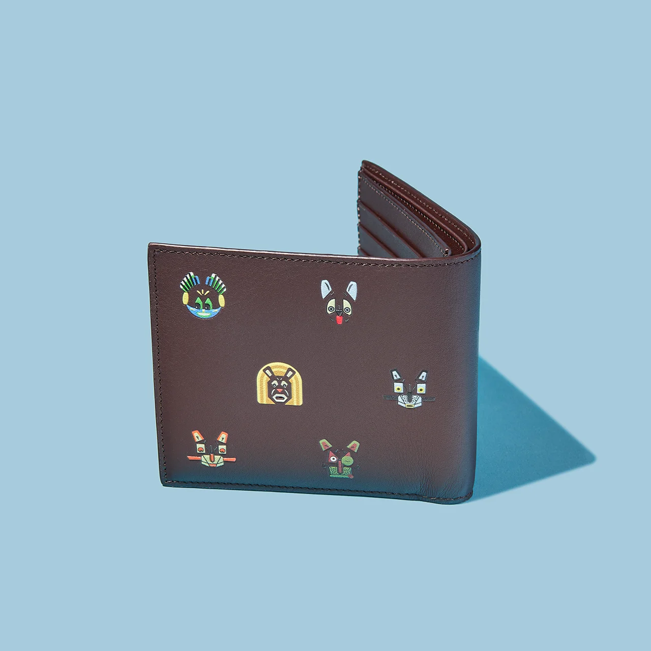 個性あふれる猫たちの集合画が二つ折り財布に