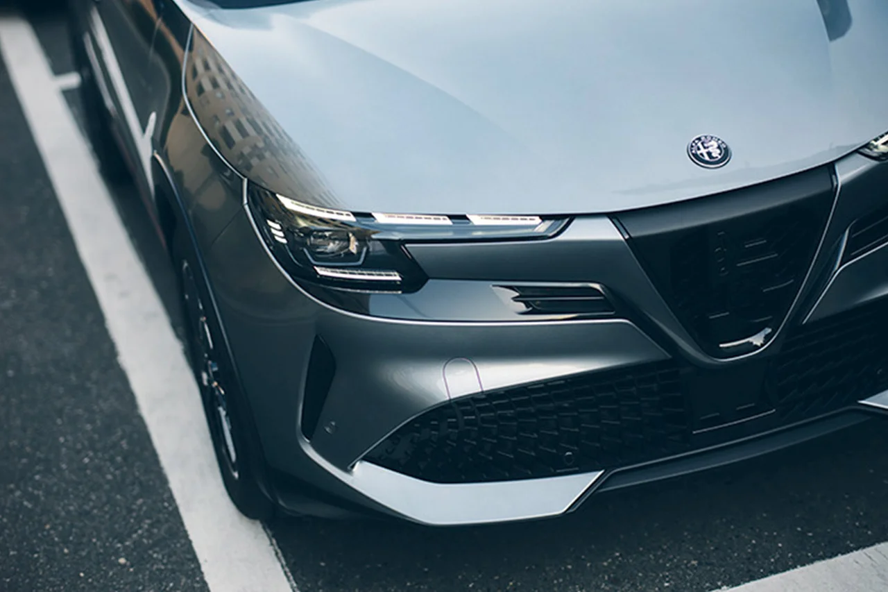 エンブレムの紋章がくりぬかれた大胆なデザイン