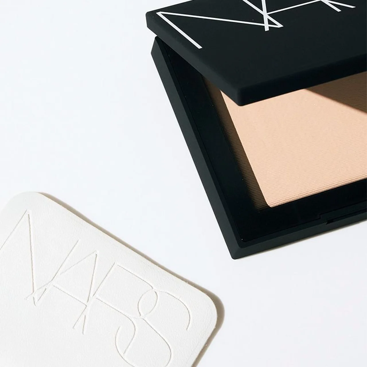 NARS「ライトリフレクティング セッティングパウダー プレスト N 05555」 中身