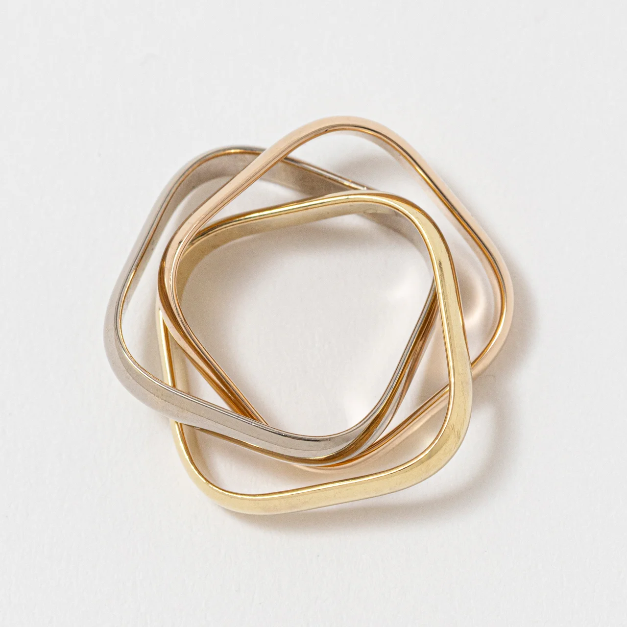 エディター私物 カルティエのトリニティクッションリング