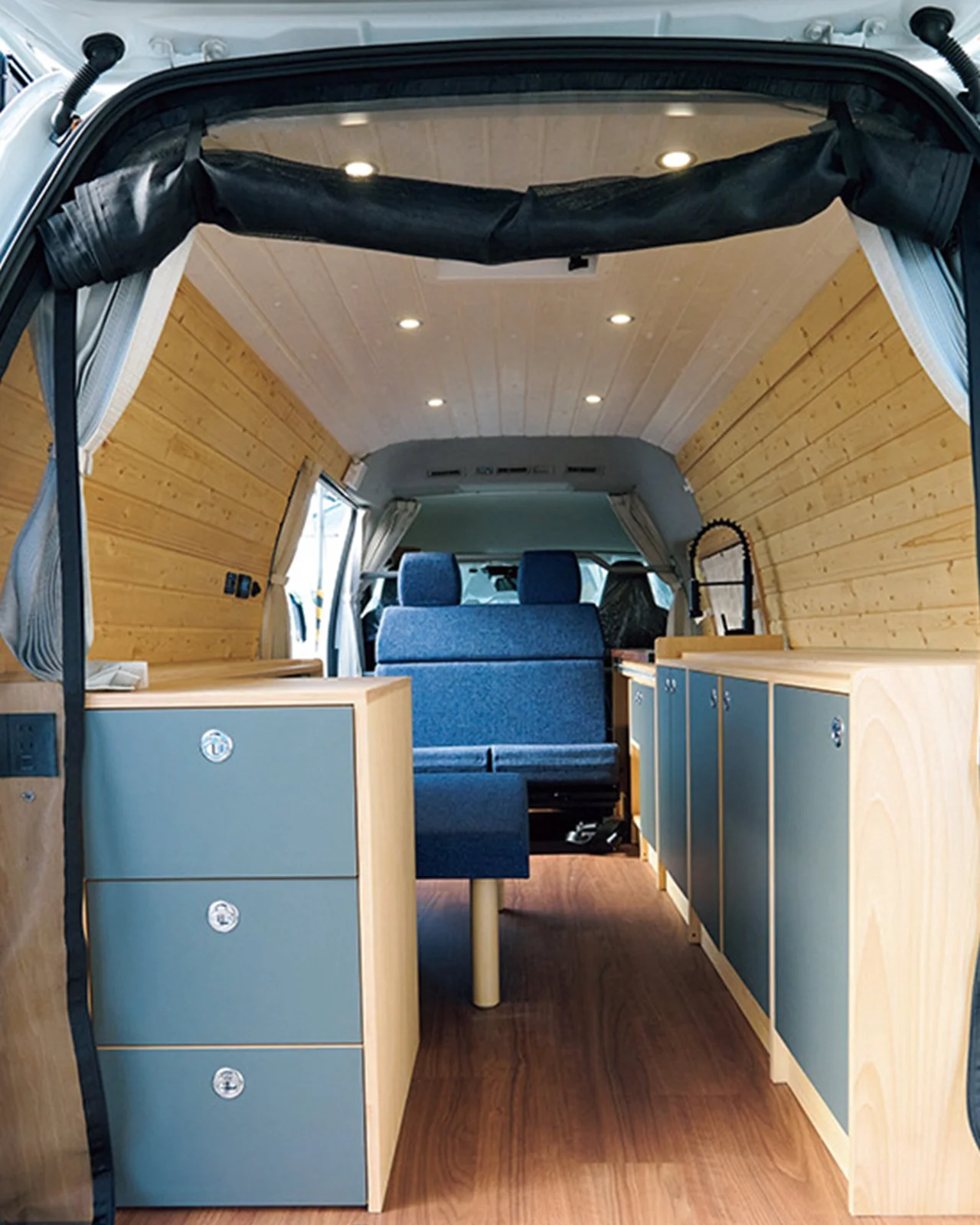 両サイドに大容量の収納、可動棚を確保