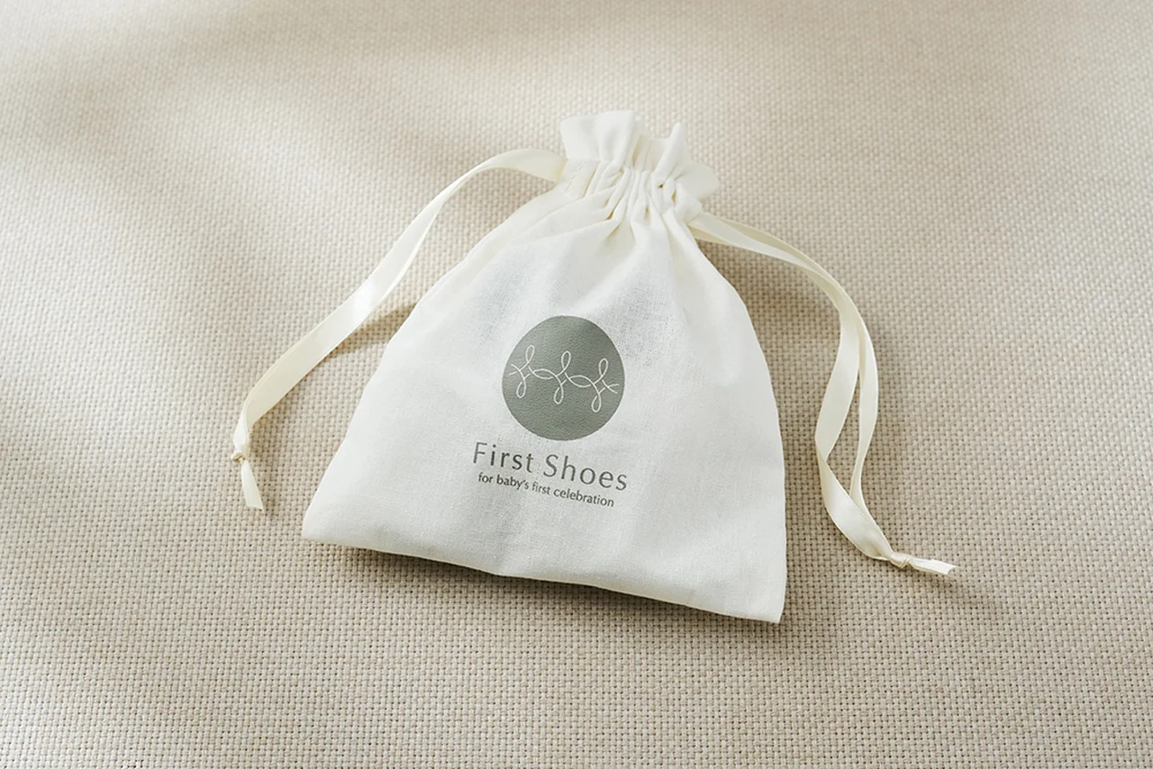 「リーガル」から発売されるギフトセットの主役「ファースト・セレブレーションシューズ」を入れる巾着