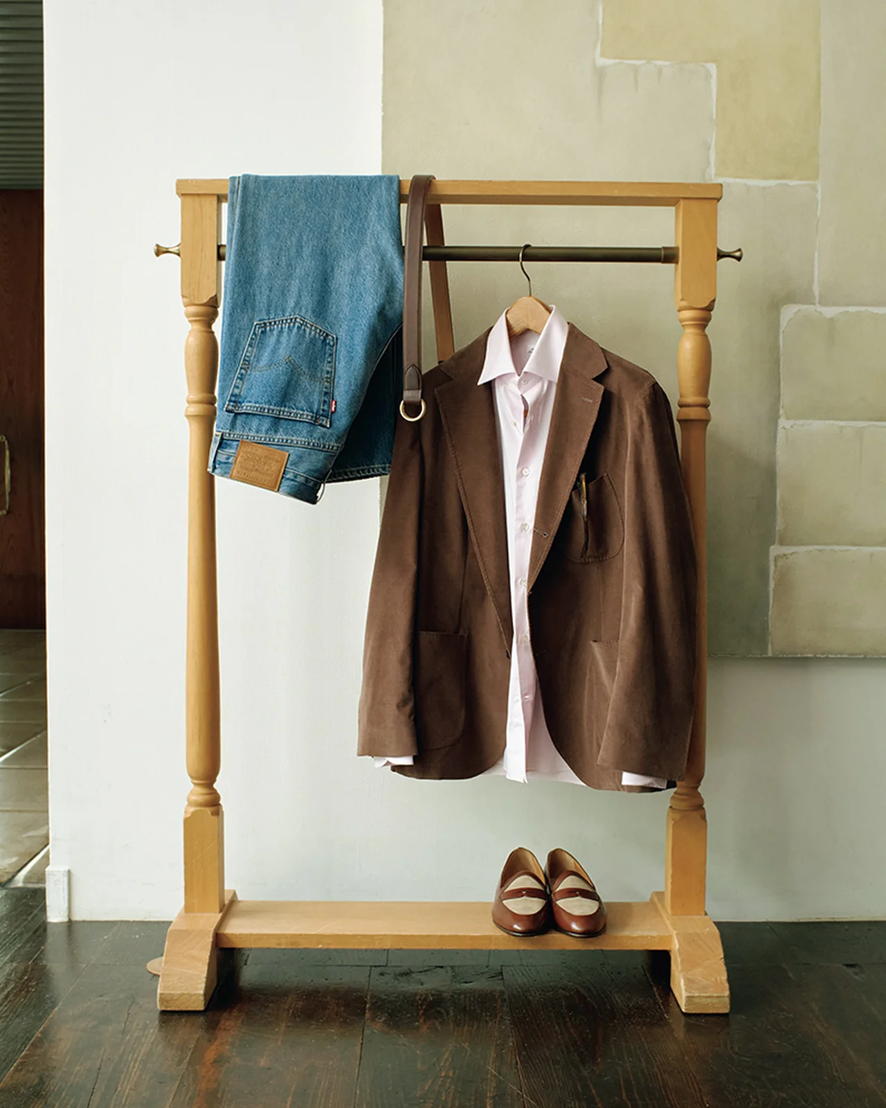Errico Formicolaのコーデュロイジャケット、Levi’s®のデニムパンツ