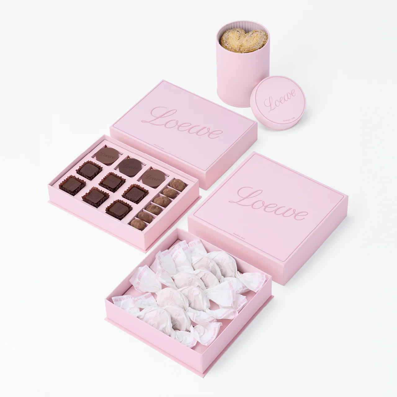 世界初のギフトカウンターも用意。スペインの伝統的な甘味であるパルメラやポルボロン、チョコレートが並ぶ。