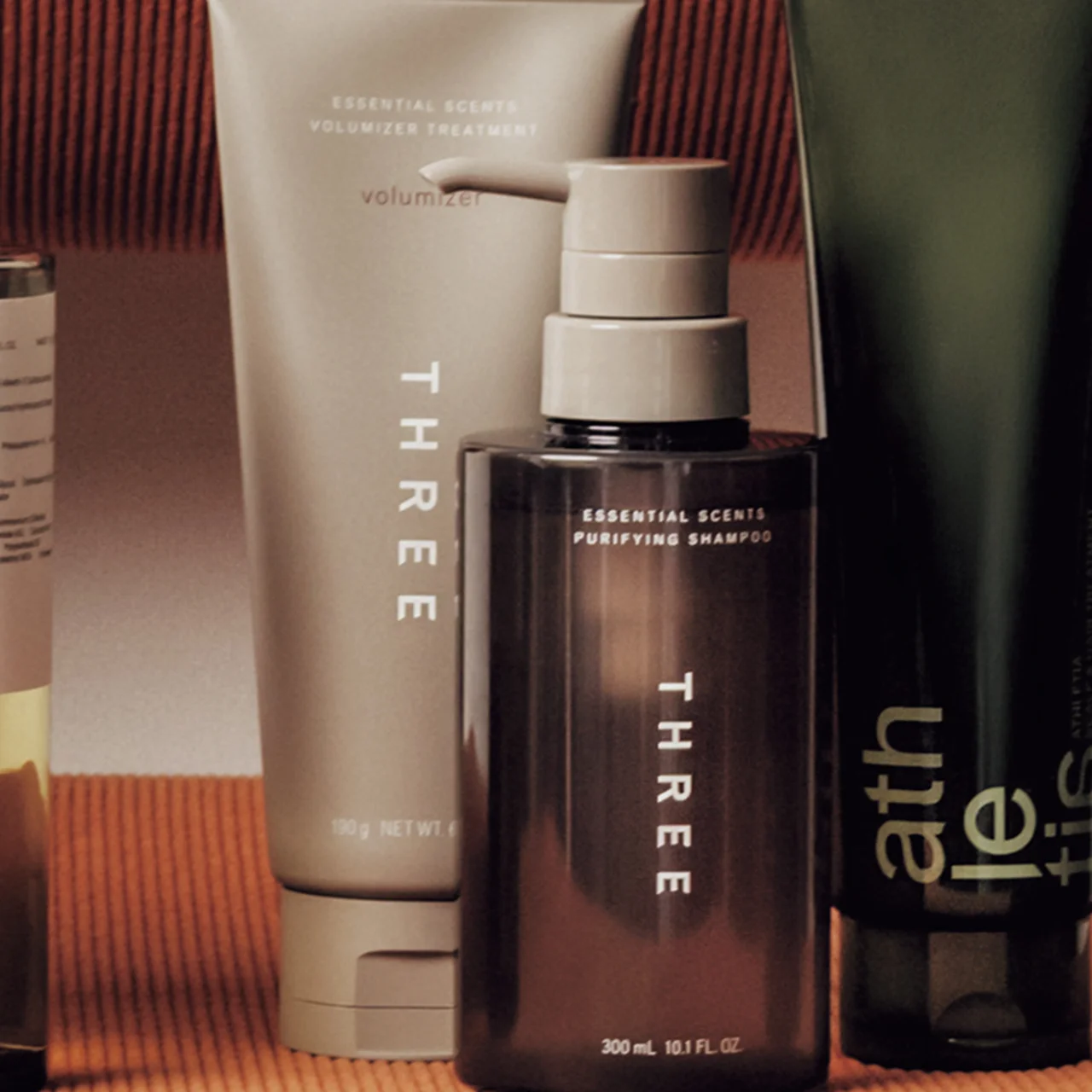 THREE｜（右）エッセンシャルセンツ ピュリファイング シャンプー／（左）同 ボリューマイザー トリートメント