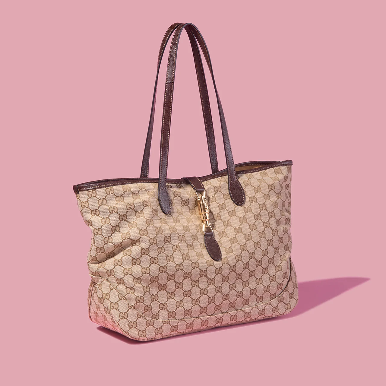 「ジャッキー」の象徴的なピストン クロージャーをあしらったトートバッグ