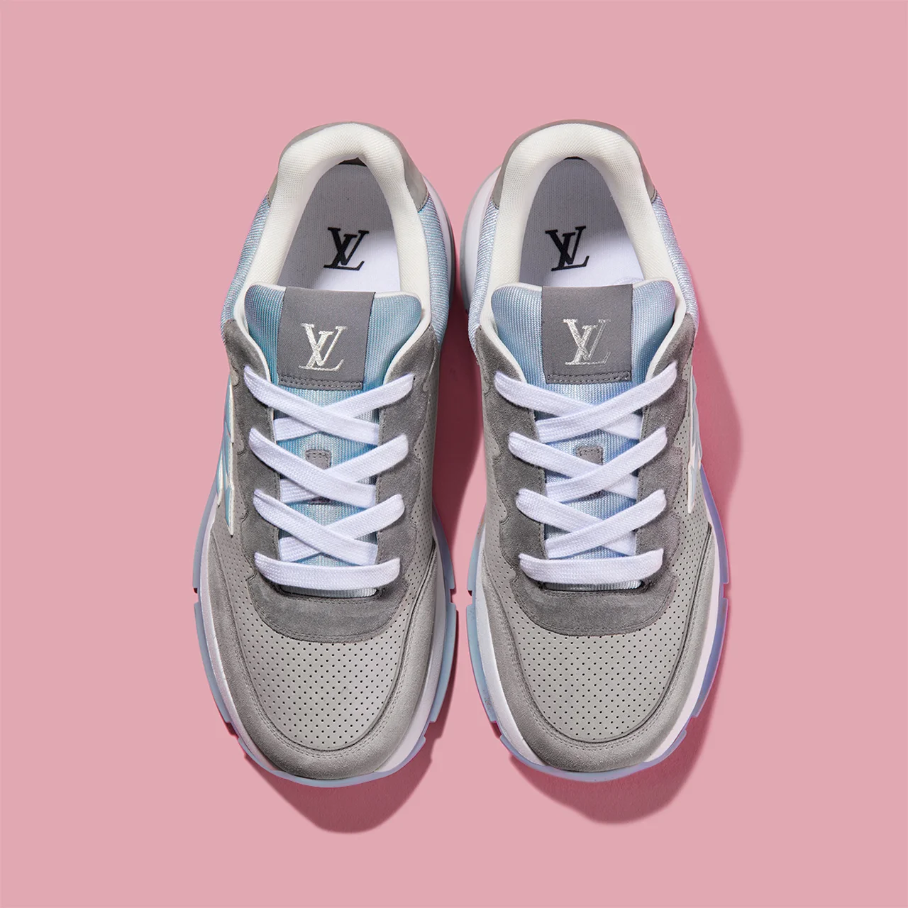 パンチングドットのヌバックレザーを採用したアッパー