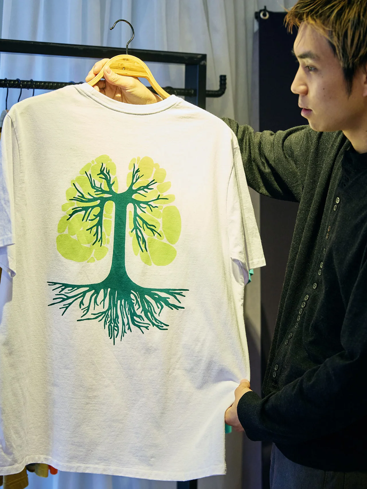 バックには肺をモチーフにしたツリー柄が描かれている