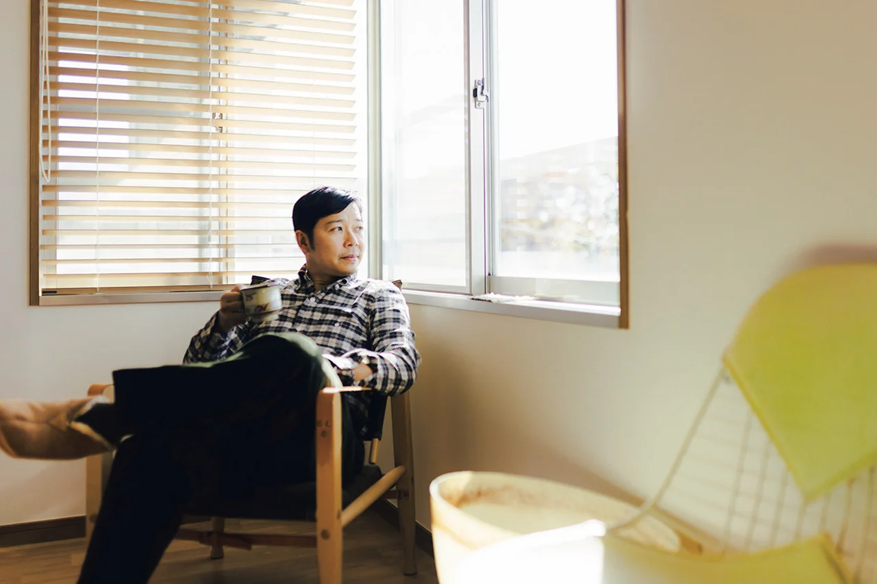 光が入る寝室の隅